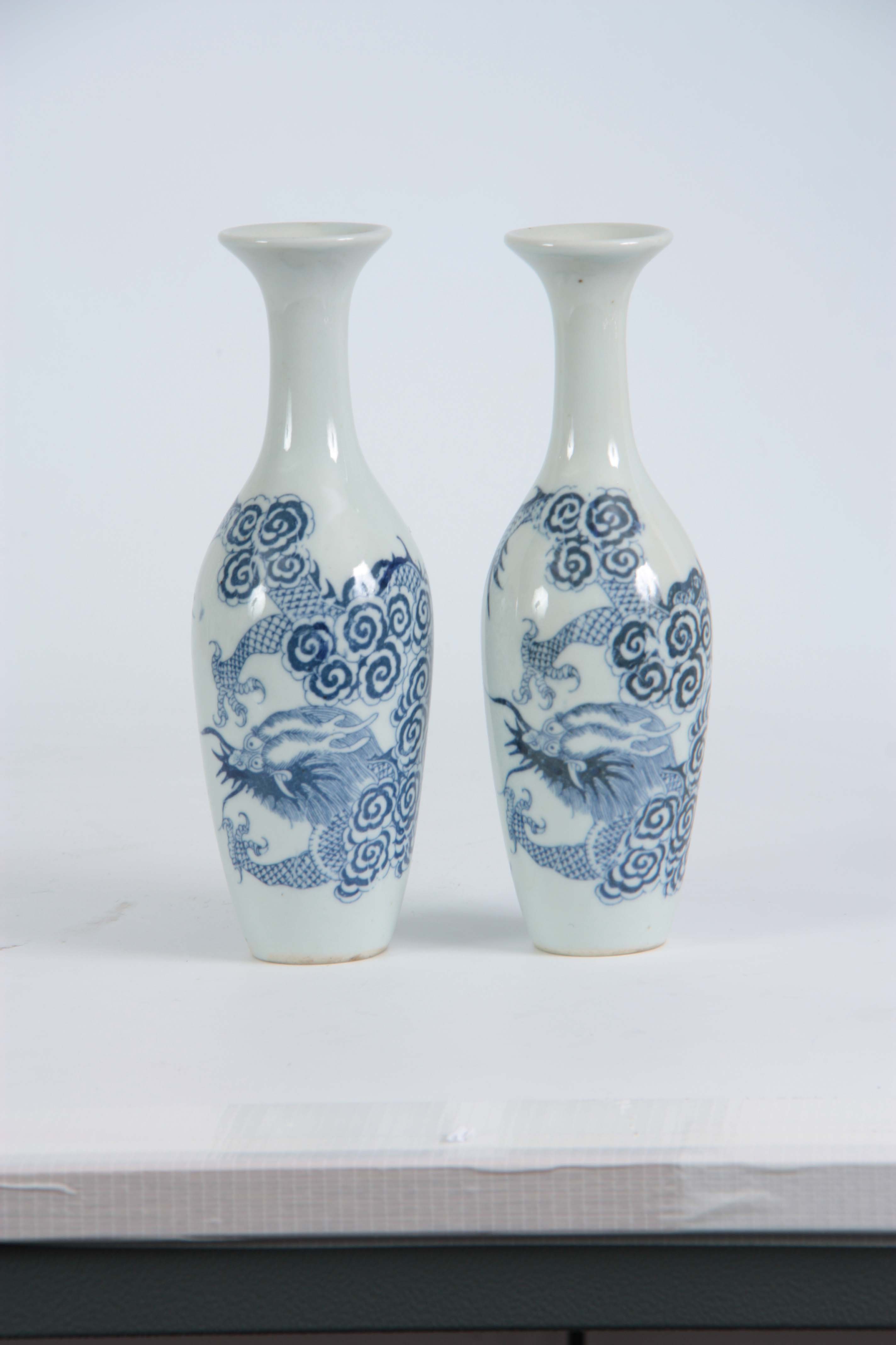 A SLENDER PAIR OF SMALL 18TH/19TH CENTURY CHINESE BLUE AND WHITE VASES decorated with dragons 20cm - Image 2 of 5
