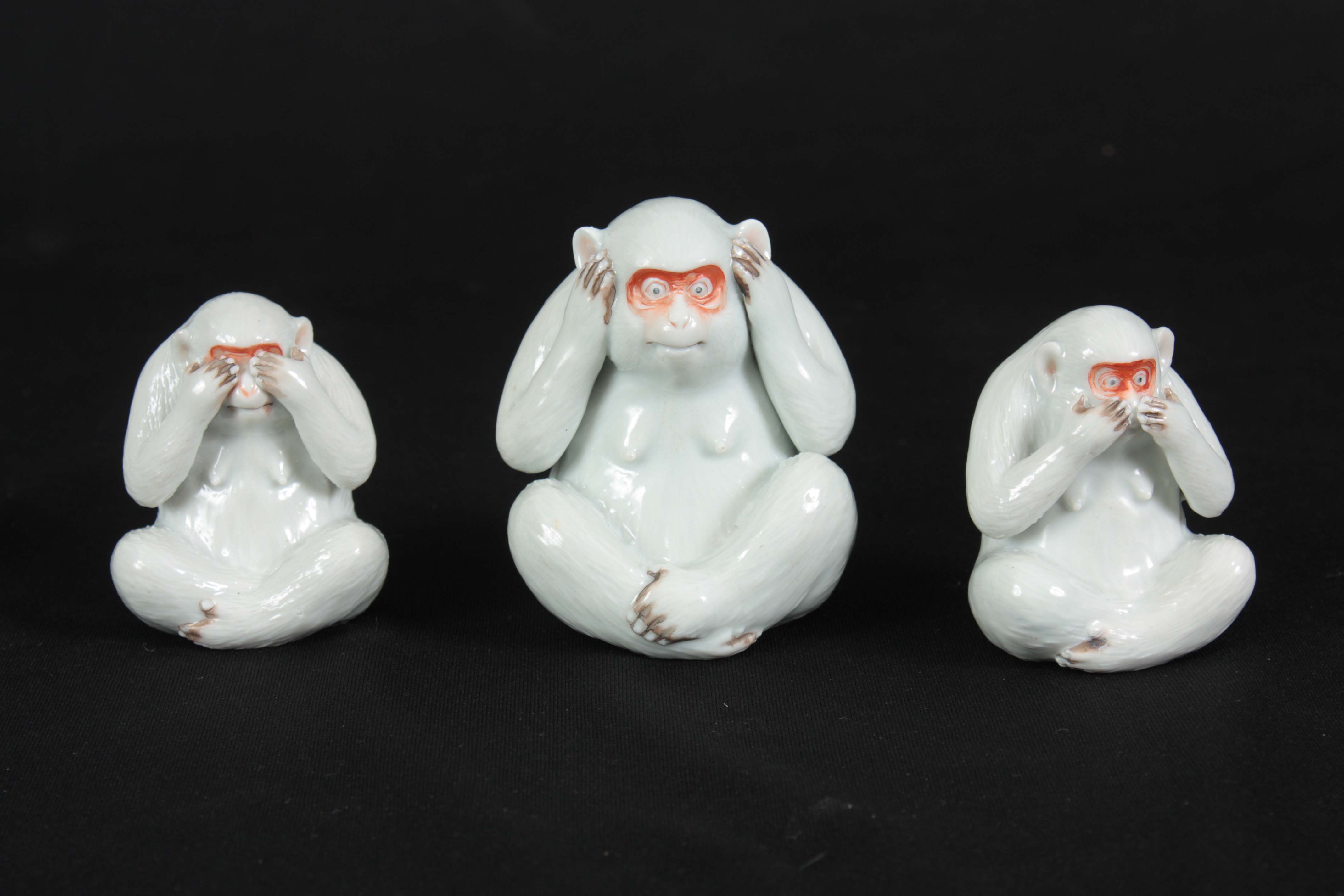 A SET OF THREE JAPANESE MEIJI PERIOD MAKAZU KOZAN CERAMIC FIGURES modelled as the three wise - Image 2 of 12