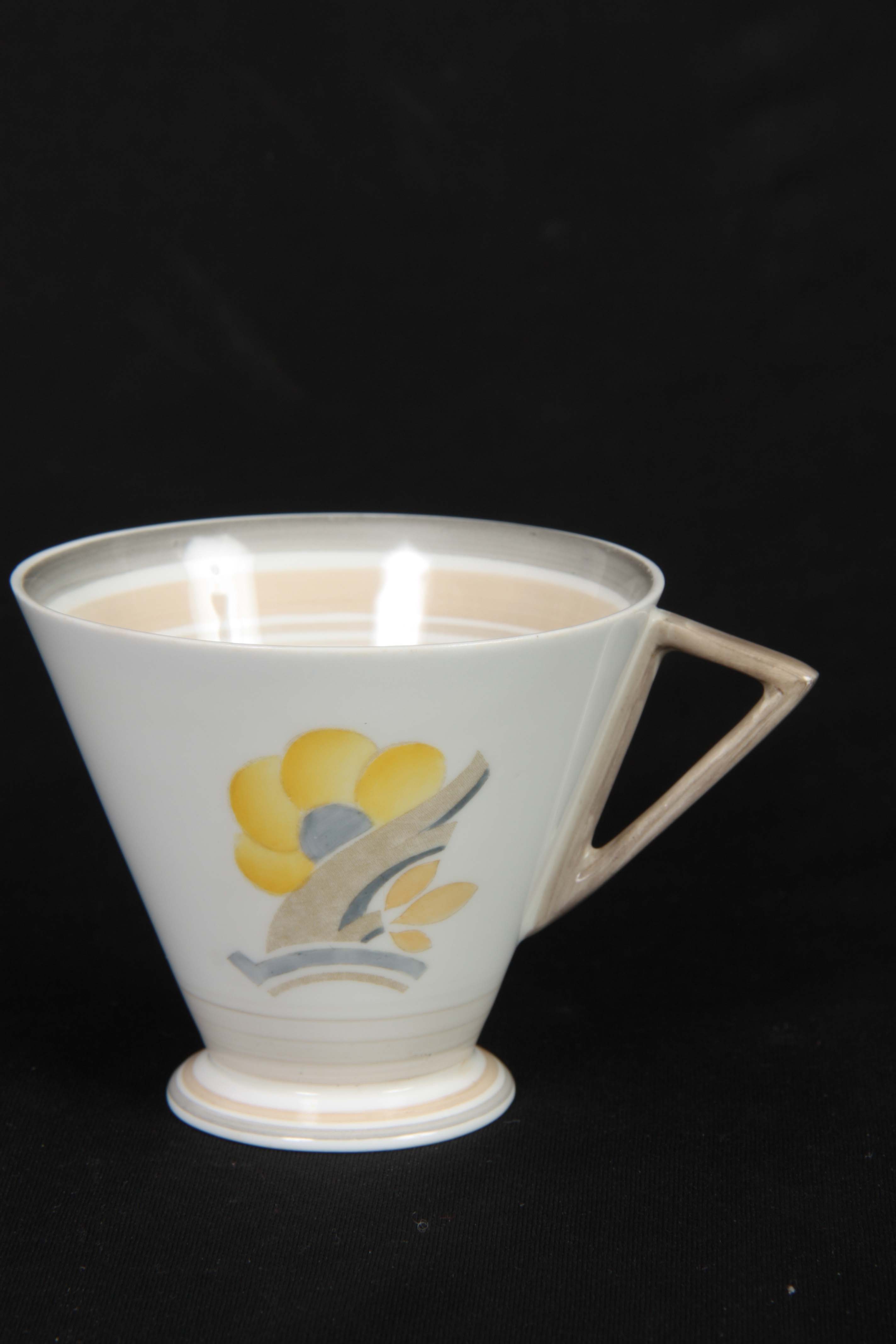 AN ART DECO PORCELAIN TEA SET with painted floral decoration - Image 15 of 16