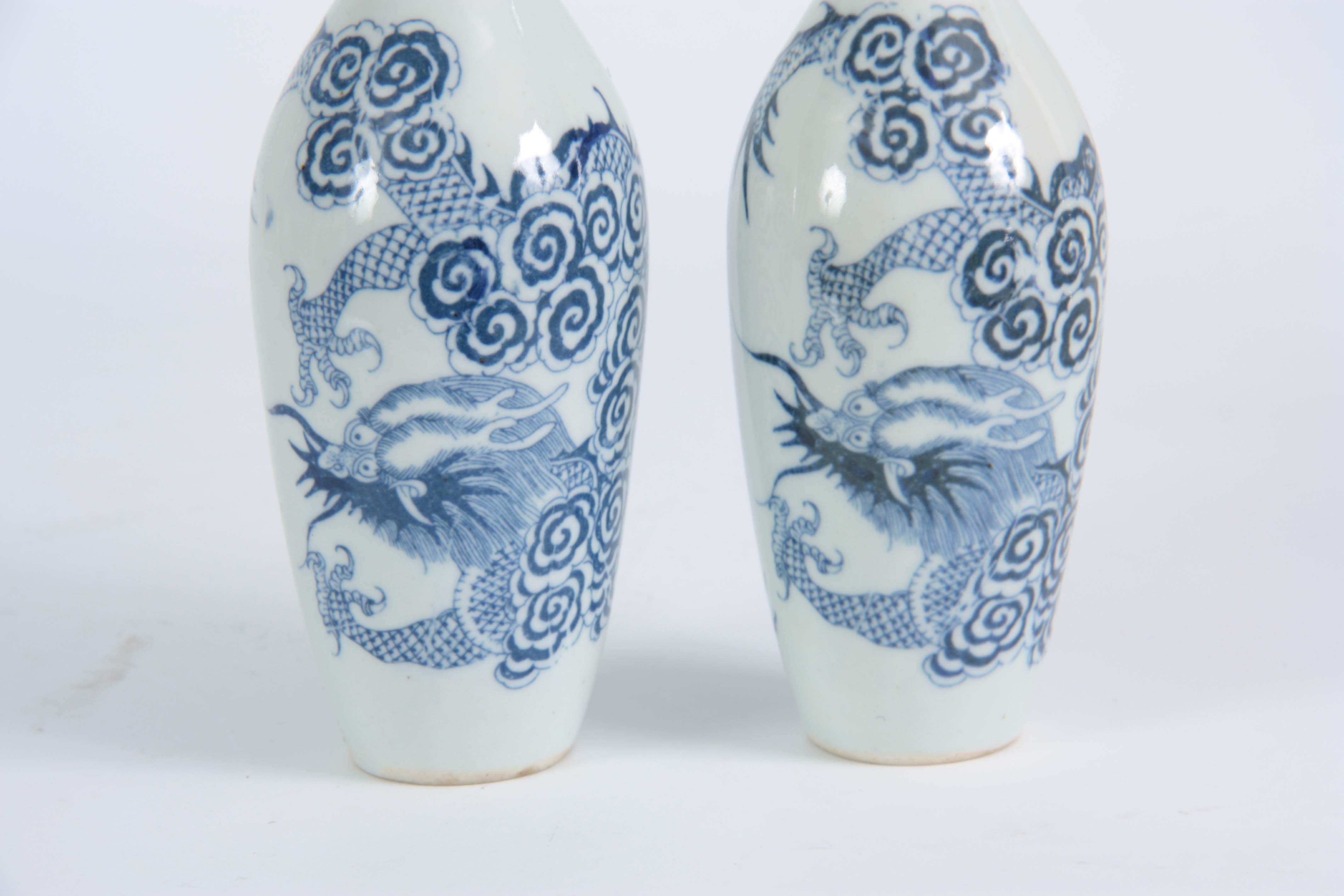 A SLENDER PAIR OF SMALL 18TH/19TH CENTURY CHINESE BLUE AND WHITE VASES decorated with dragons 20cm - Image 3 of 5