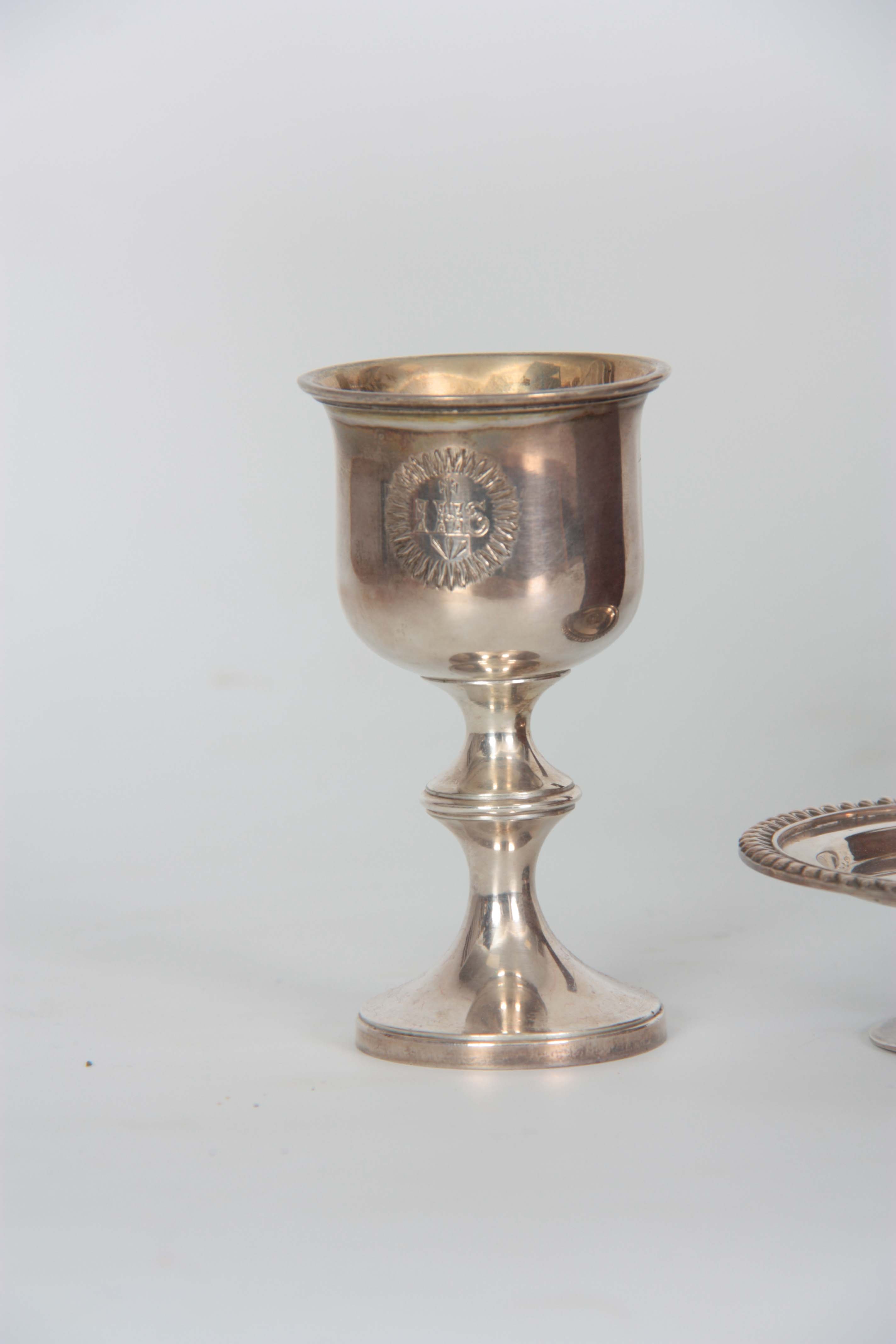 A GEORGE IV SILVER COMMUNION SET IN ORIGINAL MAHOGANY BOX comprising chalice and paten both with - Image 5 of 7