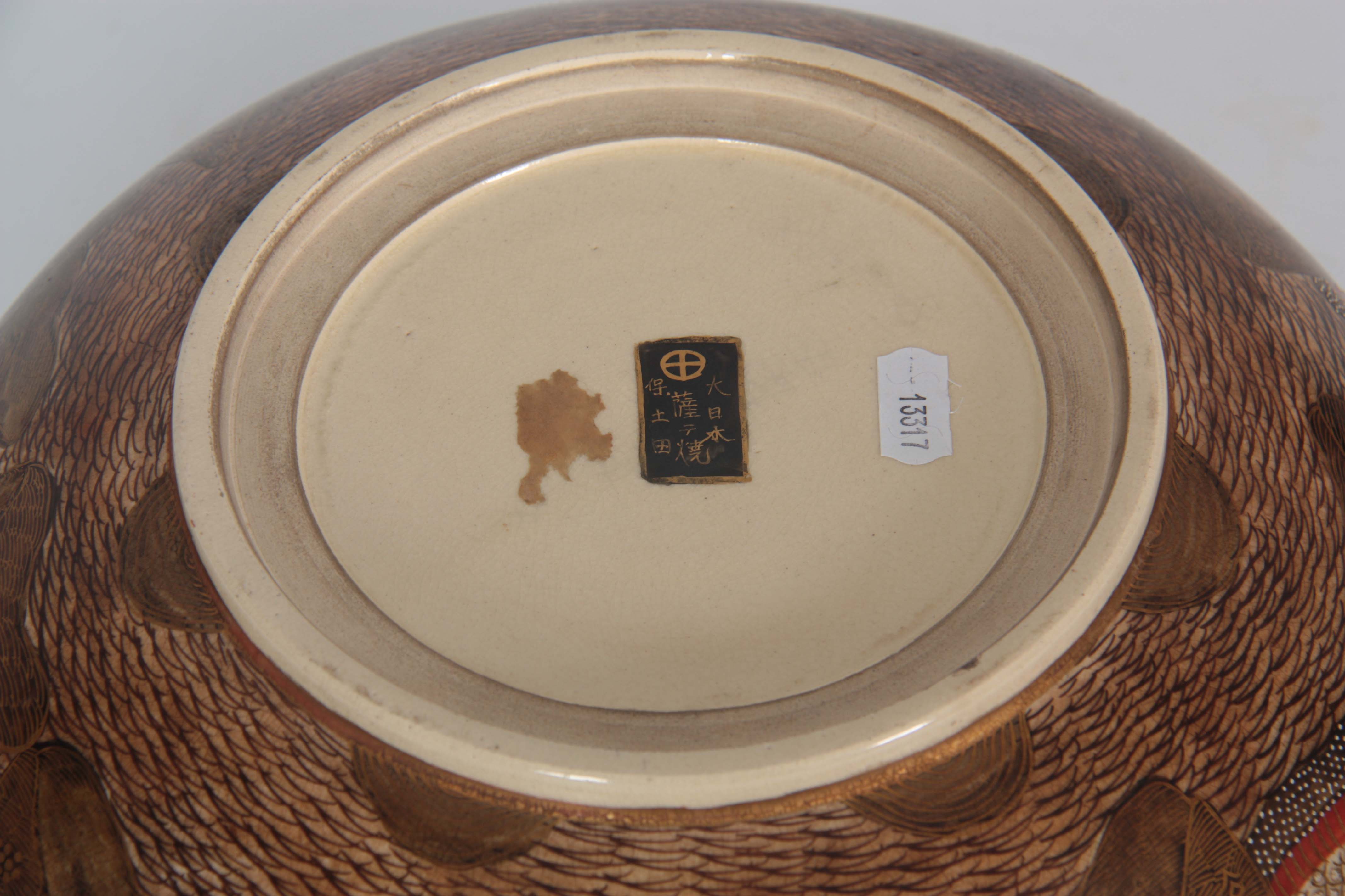 A LARGE MEIJI PERIOD JAPANESE SATSUMA BOWL BY HODODA with a scalloped rim and multi-character - Image 5 of 6