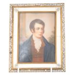 A GOOD QUALITY 19TH CENTURY PORTRAIT MINIATURE ON IVORY of a well-dressed gentleman with piercing