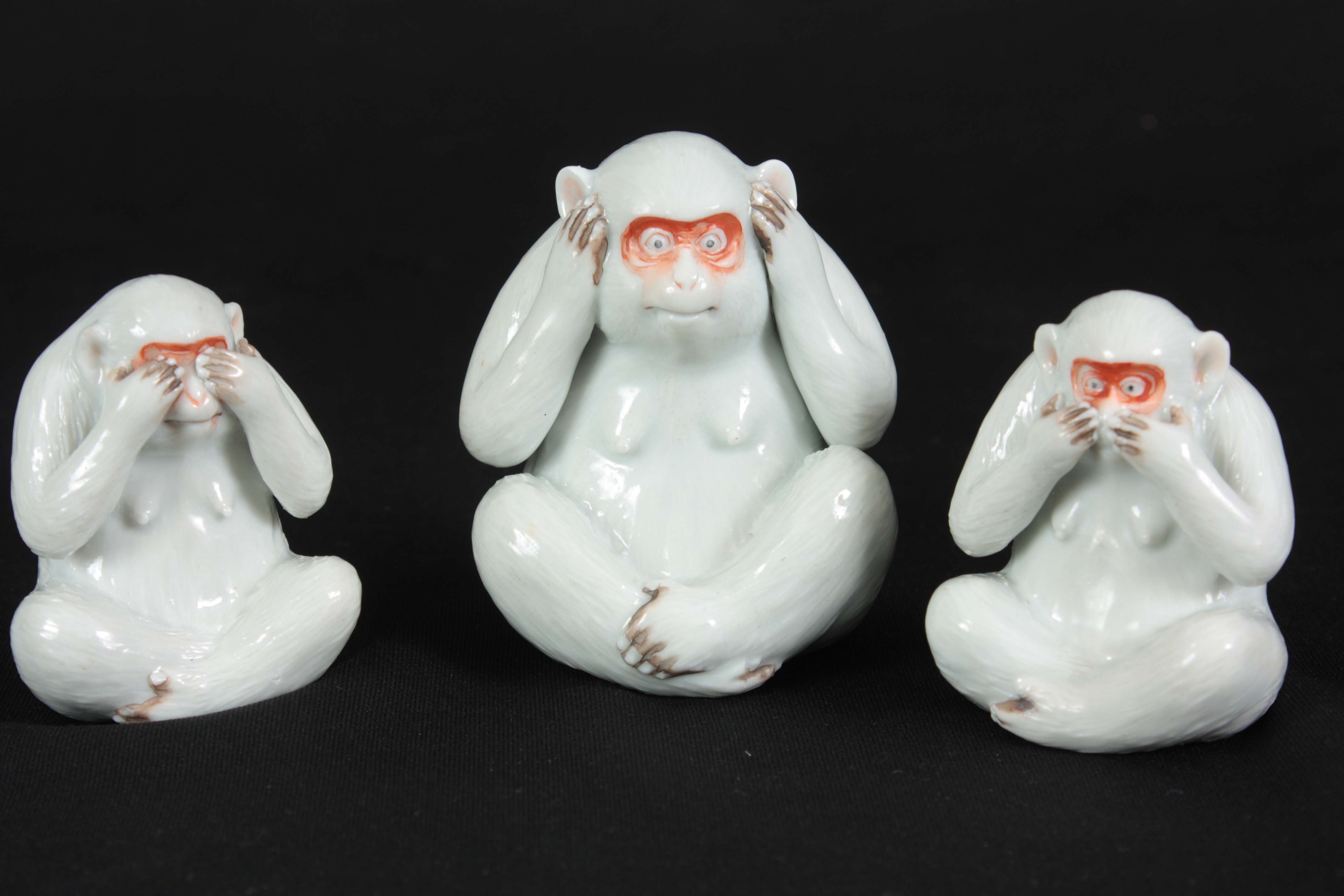 A SET OF THREE JAPANESE MEIJI PERIOD MAKAZU KOZAN CERAMIC FIGURES modelled as the three wise - Image 3 of 12