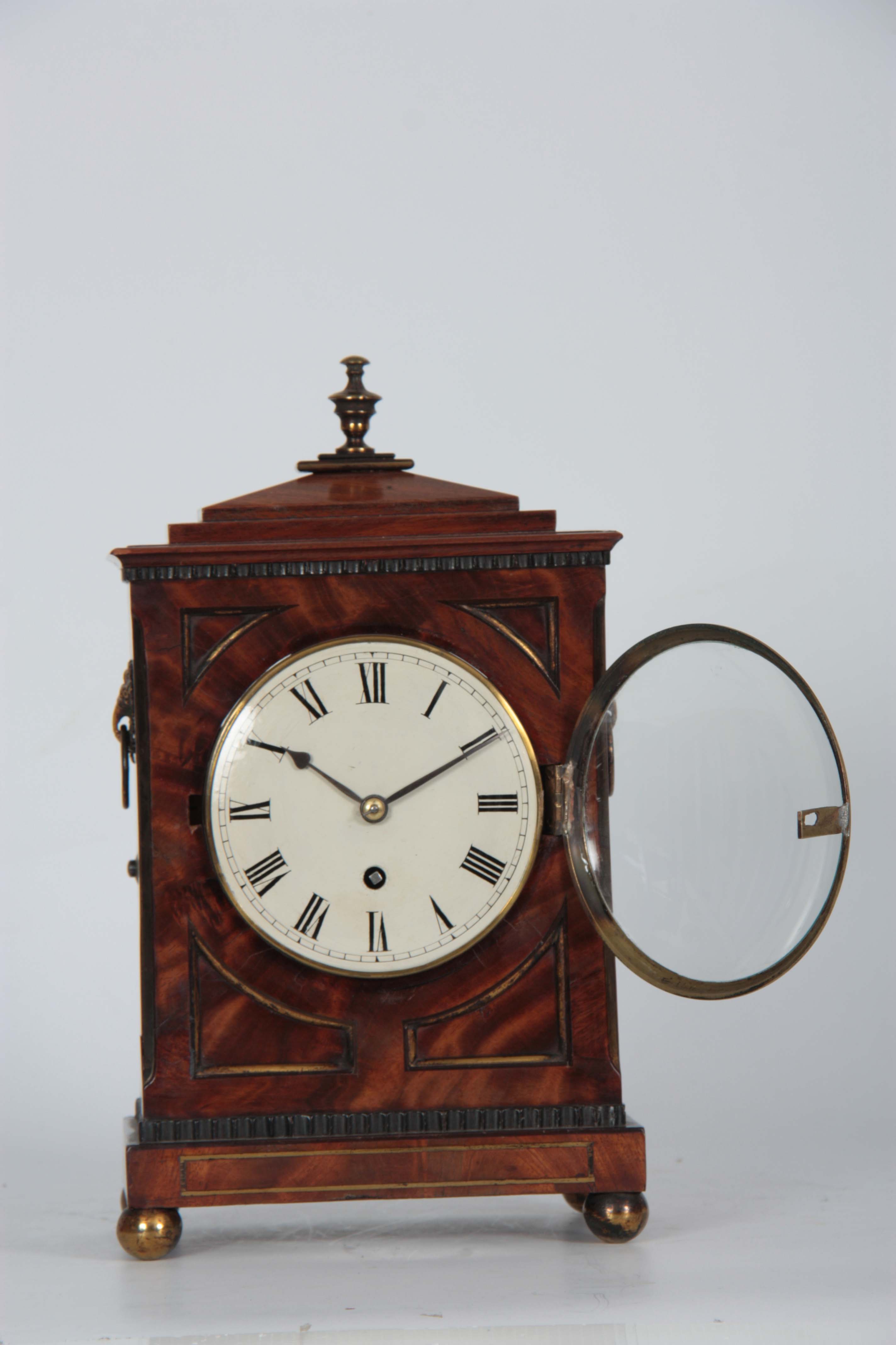 A GOOD REGENCY MAHOGANY STEPPED CHAMFER TOP AND BRASS MOUNTED BRACKET CLOCK OF SMALL SIZE with brass - Image 4 of 7