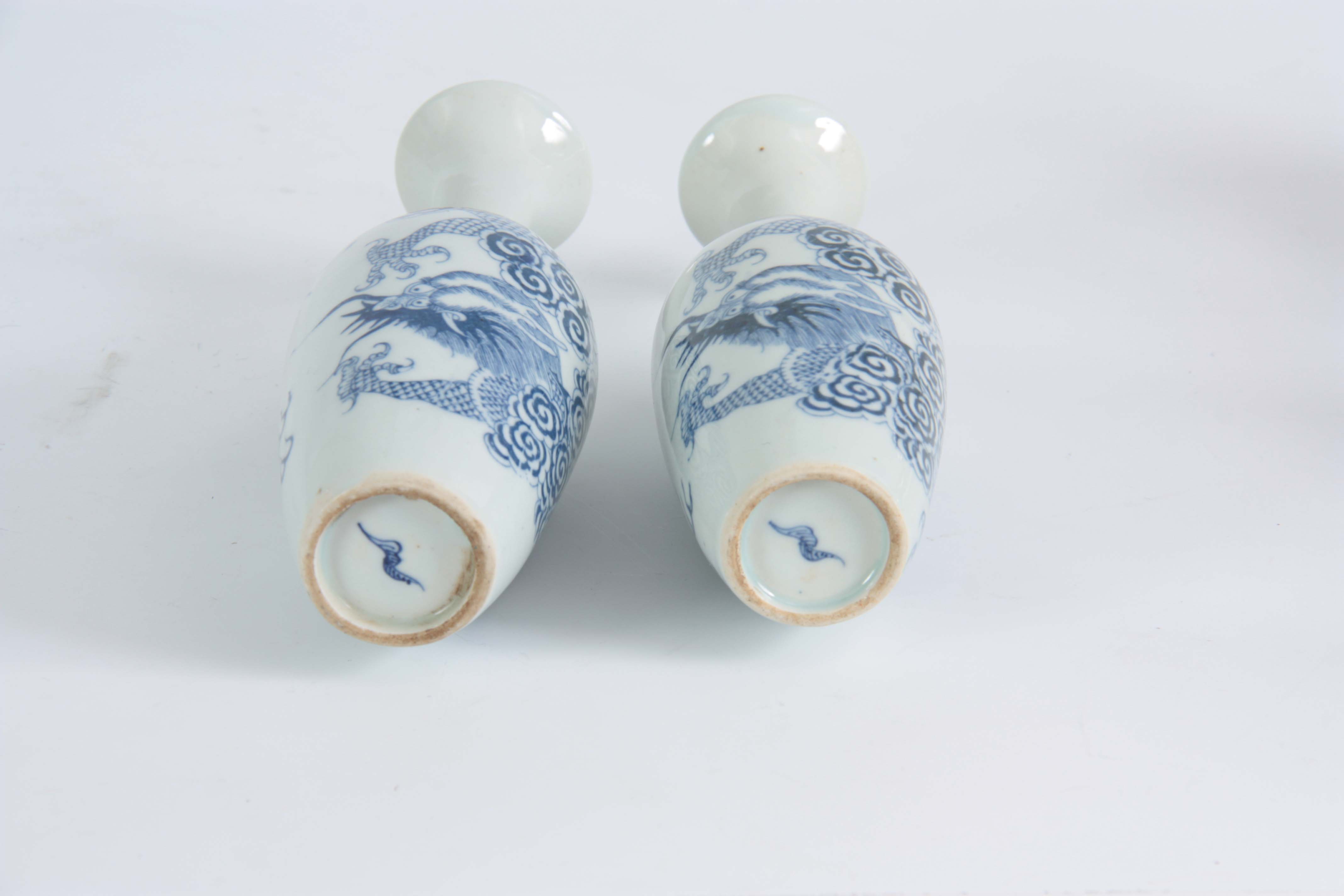 A SLENDER PAIR OF SMALL 18TH/19TH CENTURY CHINESE BLUE AND WHITE VASES decorated with dragons 20cm - Image 5 of 5
