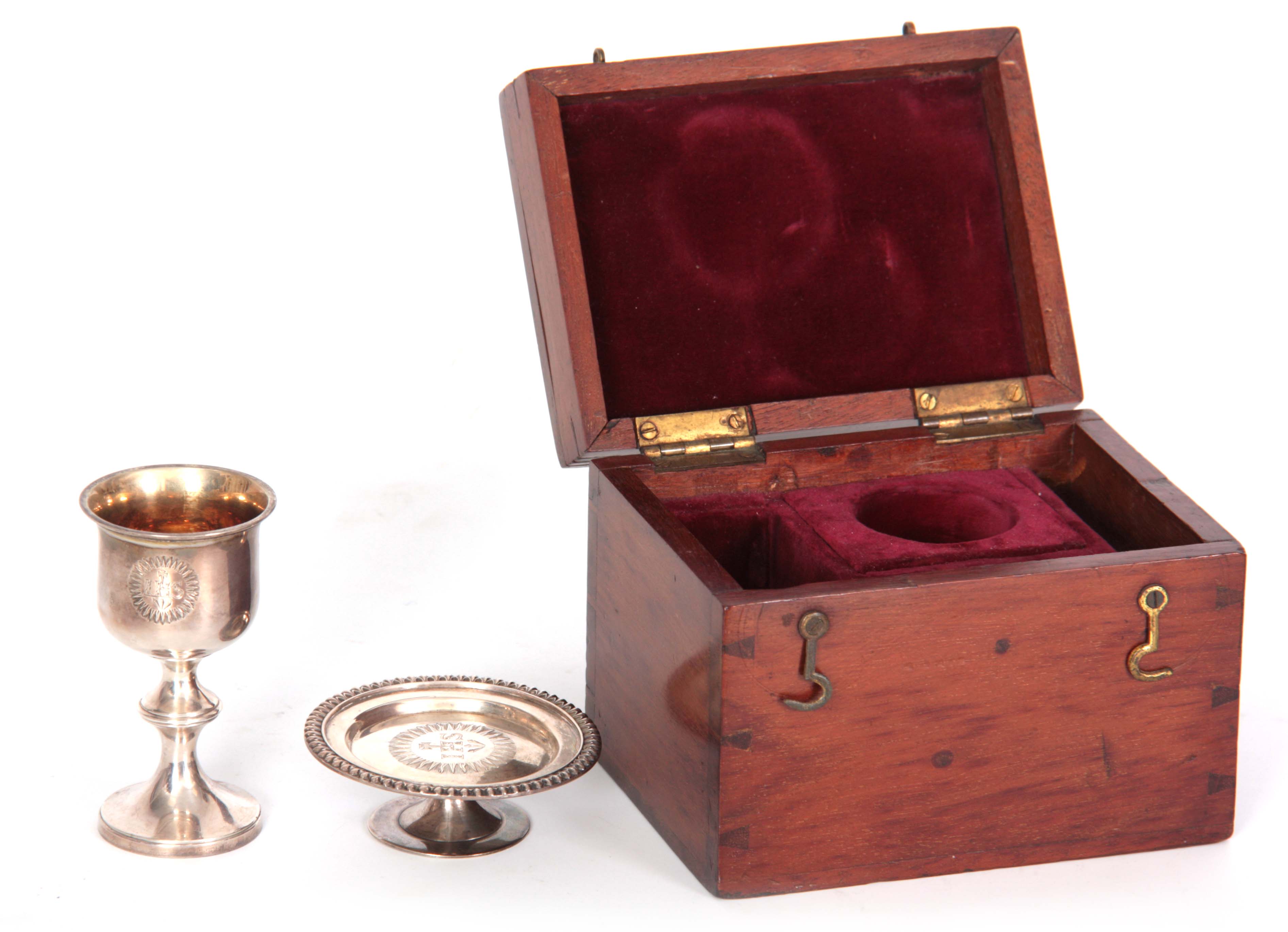 A GEORGE IV SILVER COMMUNION SET IN ORIGINAL MAHOGANY BOX comprising chalice and paten both with
