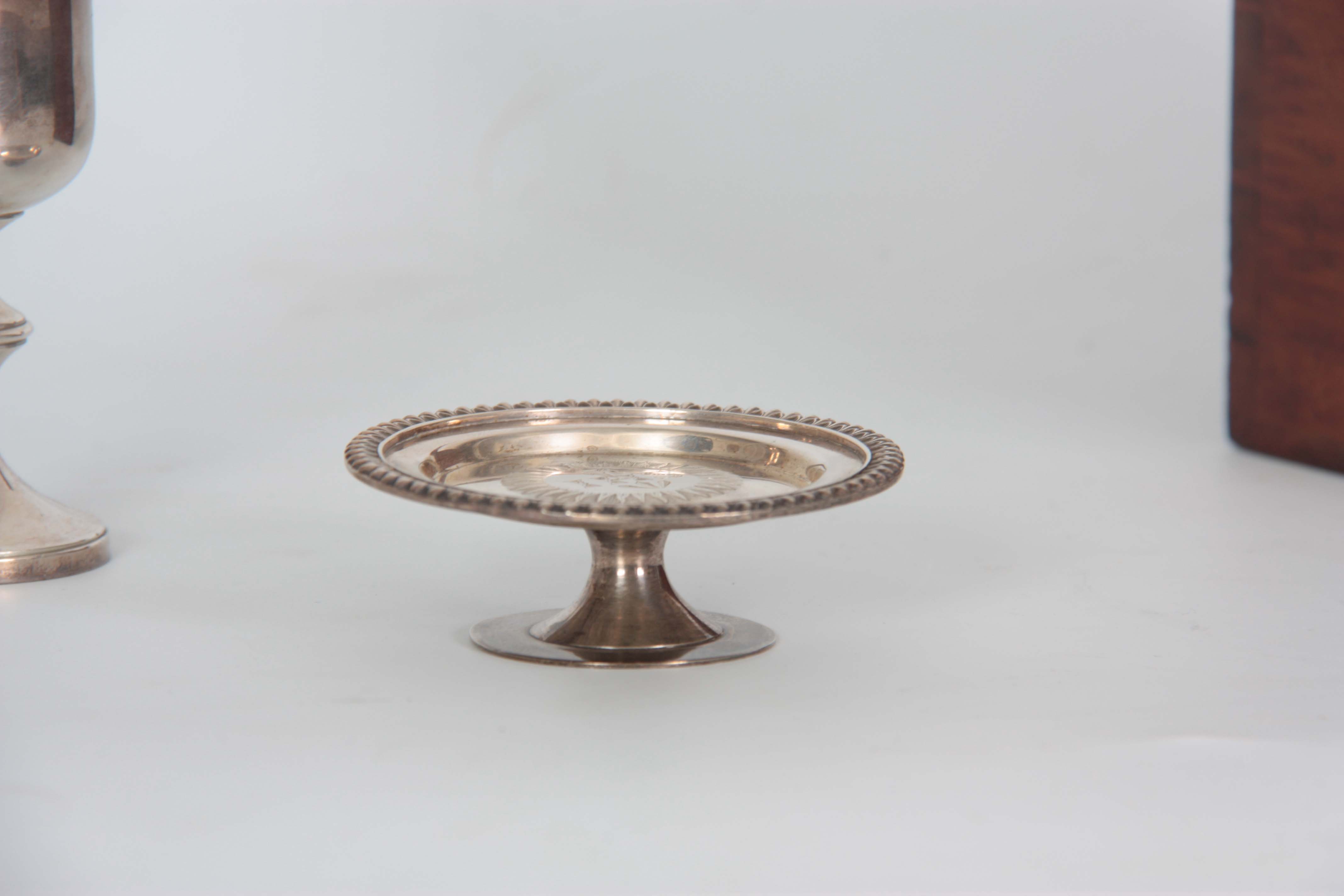 A GEORGE IV SILVER COMMUNION SET IN ORIGINAL MAHOGANY BOX comprising chalice and paten both with - Image 6 of 7