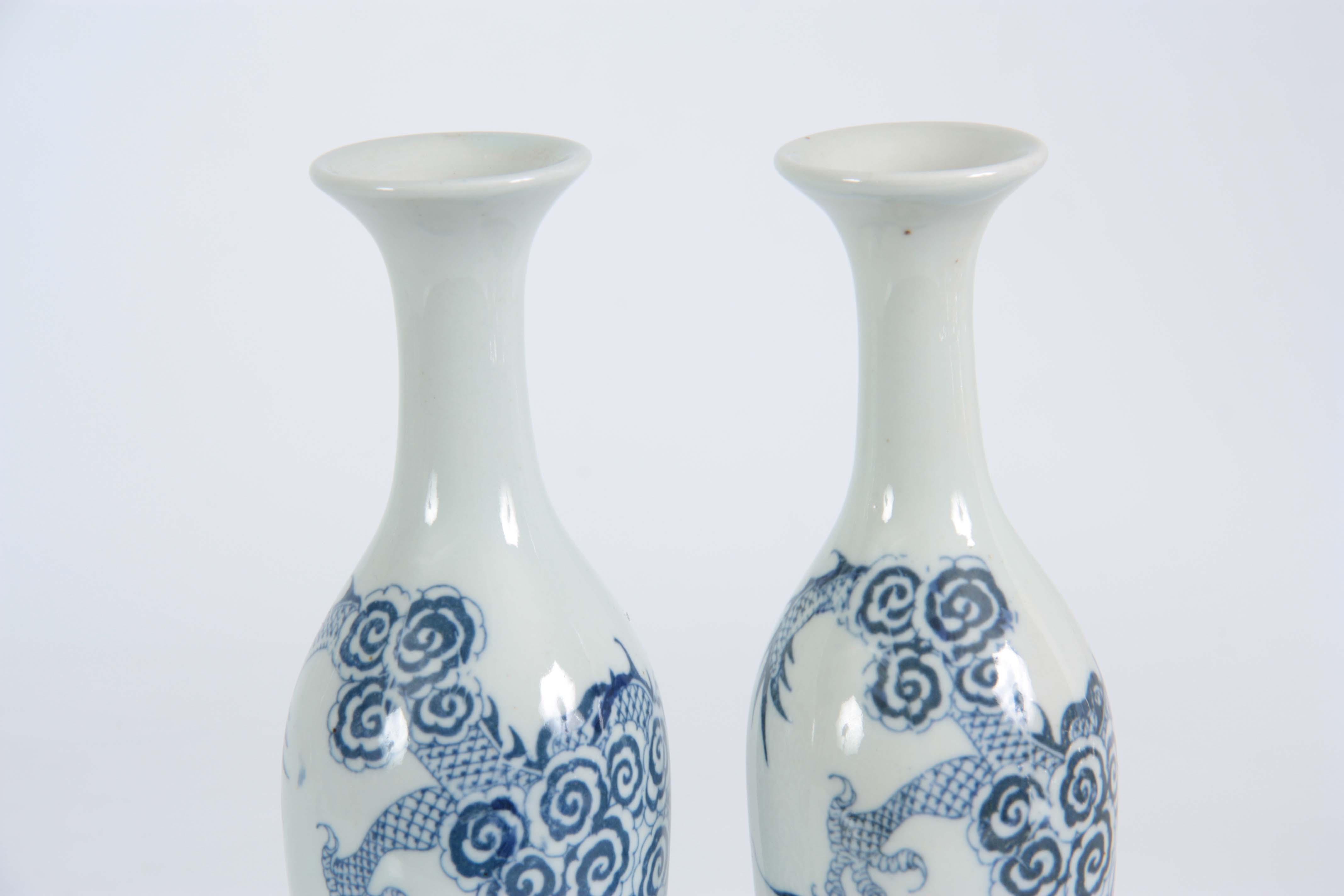 A SLENDER PAIR OF SMALL 18TH/19TH CENTURY CHINESE BLUE AND WHITE VASES decorated with dragons 20cm - Image 4 of 5