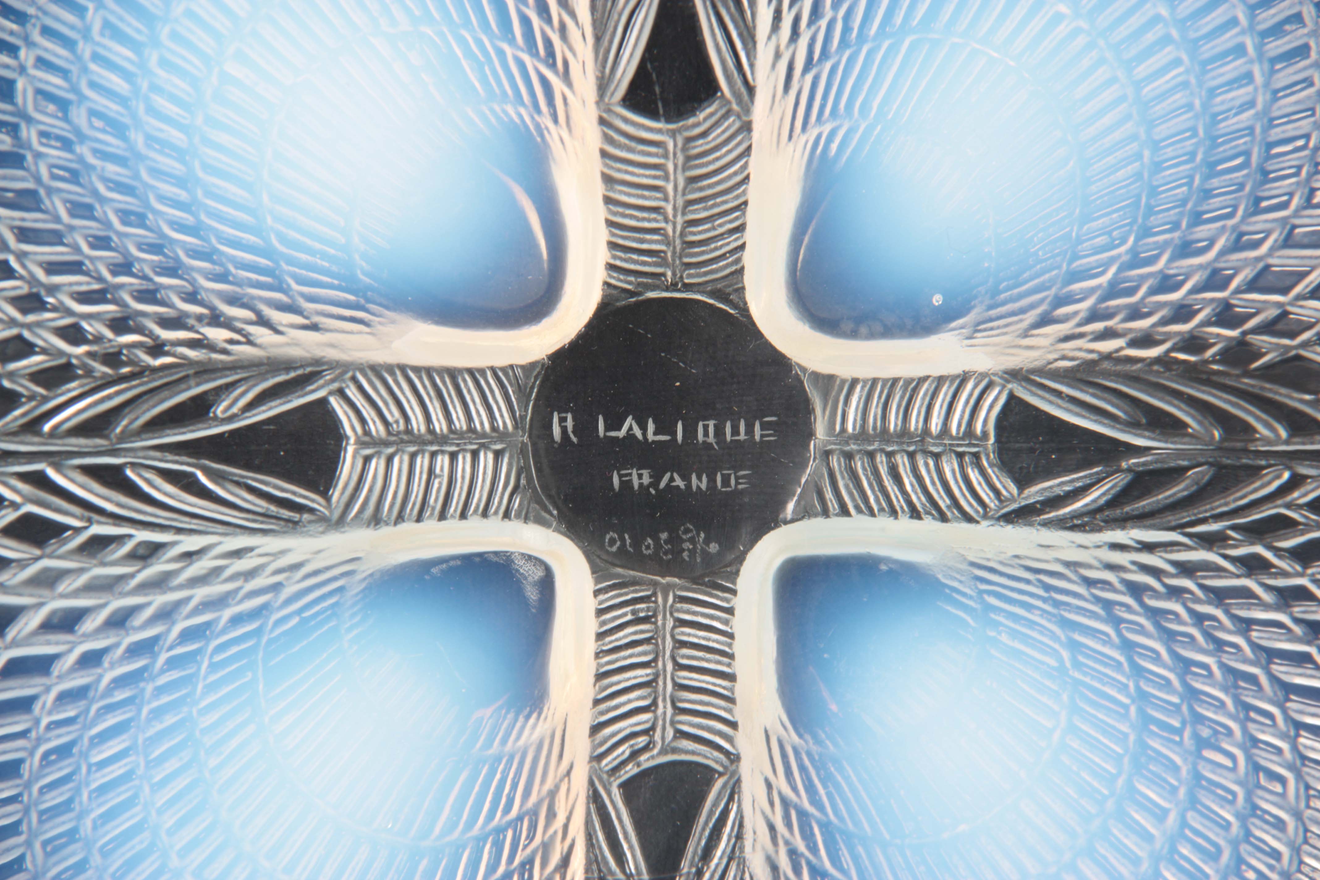 AN R LALIQUE FRANCE COQUILLES CLEAR AND OPALESCENT SHALLOW GLASS DISH 26.5cm diameter - wheel - Image 4 of 9