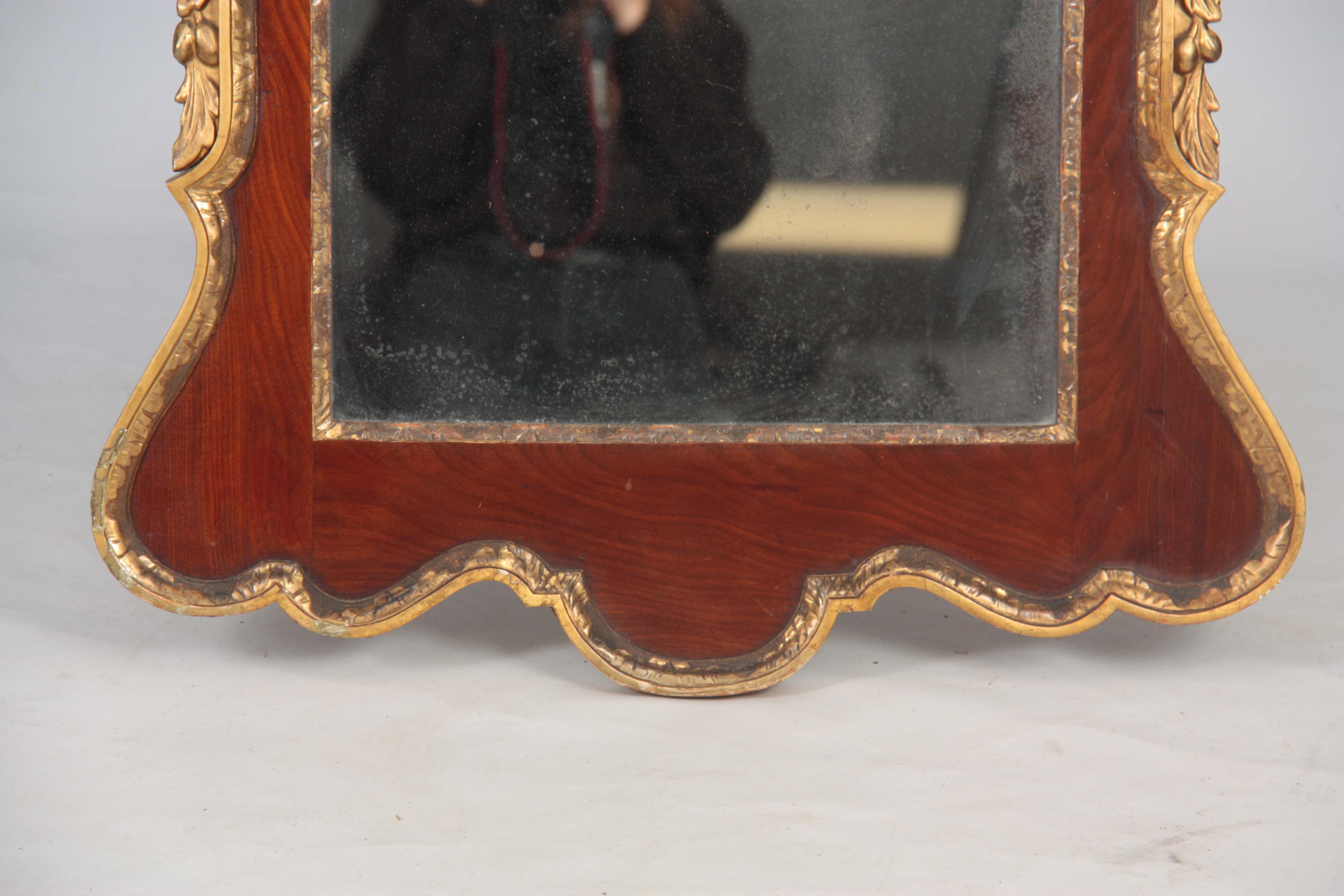 AN 18TH CENTURY MAHOGANY AND PARCEL GILT HANGING MIRROR with elaborate swan neck and shellwork - Image 4 of 5