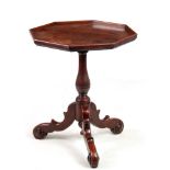 A QUEEN ANNE SOLID WALNUT OCTAGONAL SHAPED TRAY TOP OCCASIONAL TABLE on a bulbous column base with