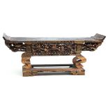 AN ORNATE EARLY 19TH CENTURY JAPANESE GILTWOOD AND ENGRAVED METAL MOUNTED ALTAR TABLE with curved