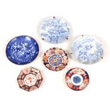 A SELECTION OF CHINESE IMARI AND BLUE AND WHITE PLATES comprising of a pair of scalloped edge blue