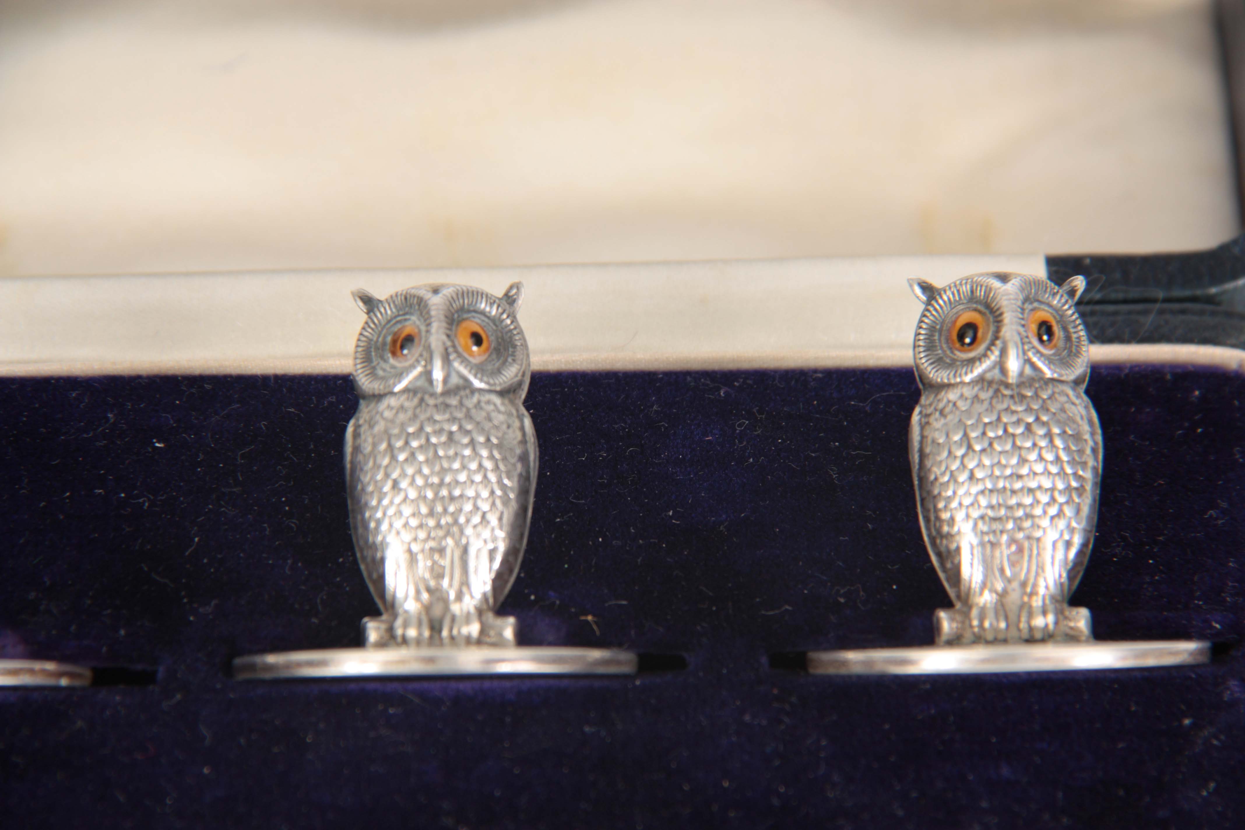 AN EDWARD VII CASED SET OF FOUR NOVELTY SILVER MENU HOLDERS modelled as owls, having amber set - Image 2 of 4