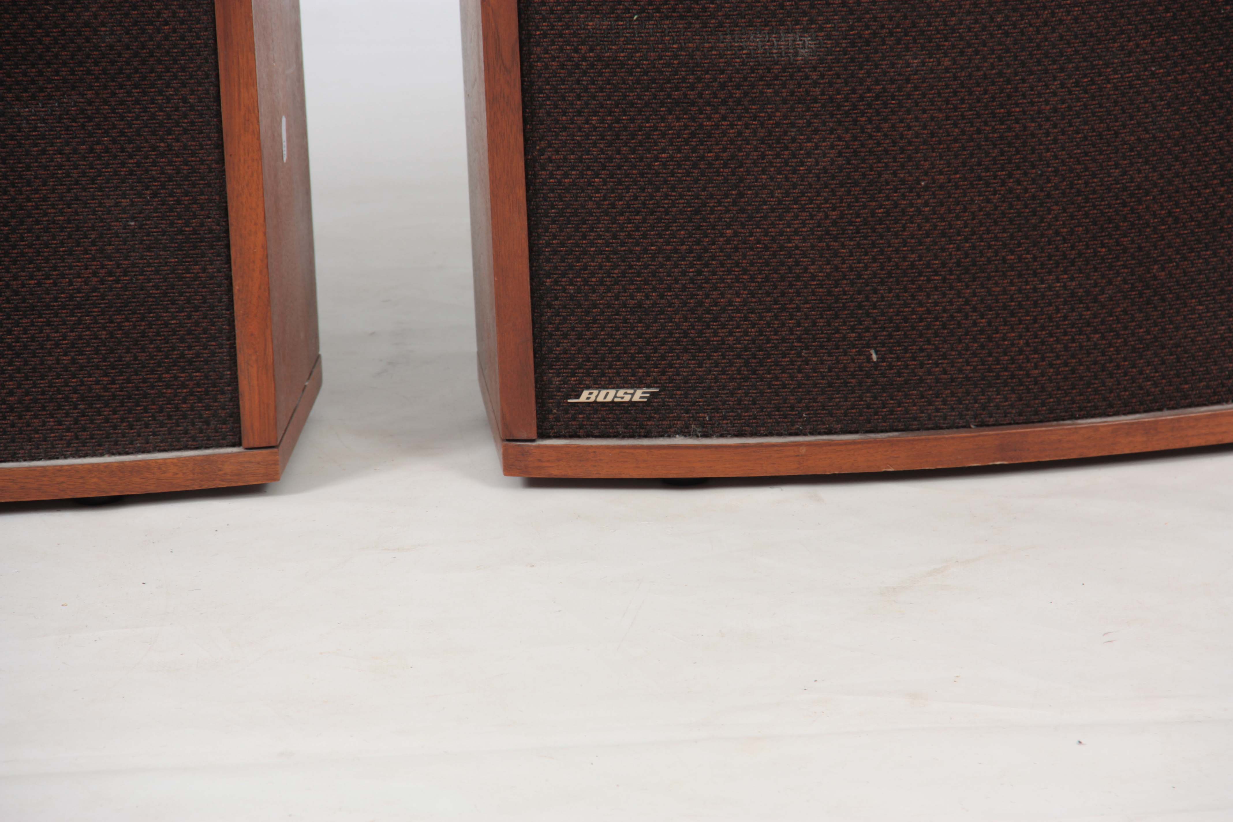 A PAIR OF BOSE 901 SERIES IV VINTAGE SPEAKERS AND EQUALIZER - Image 4 of 8