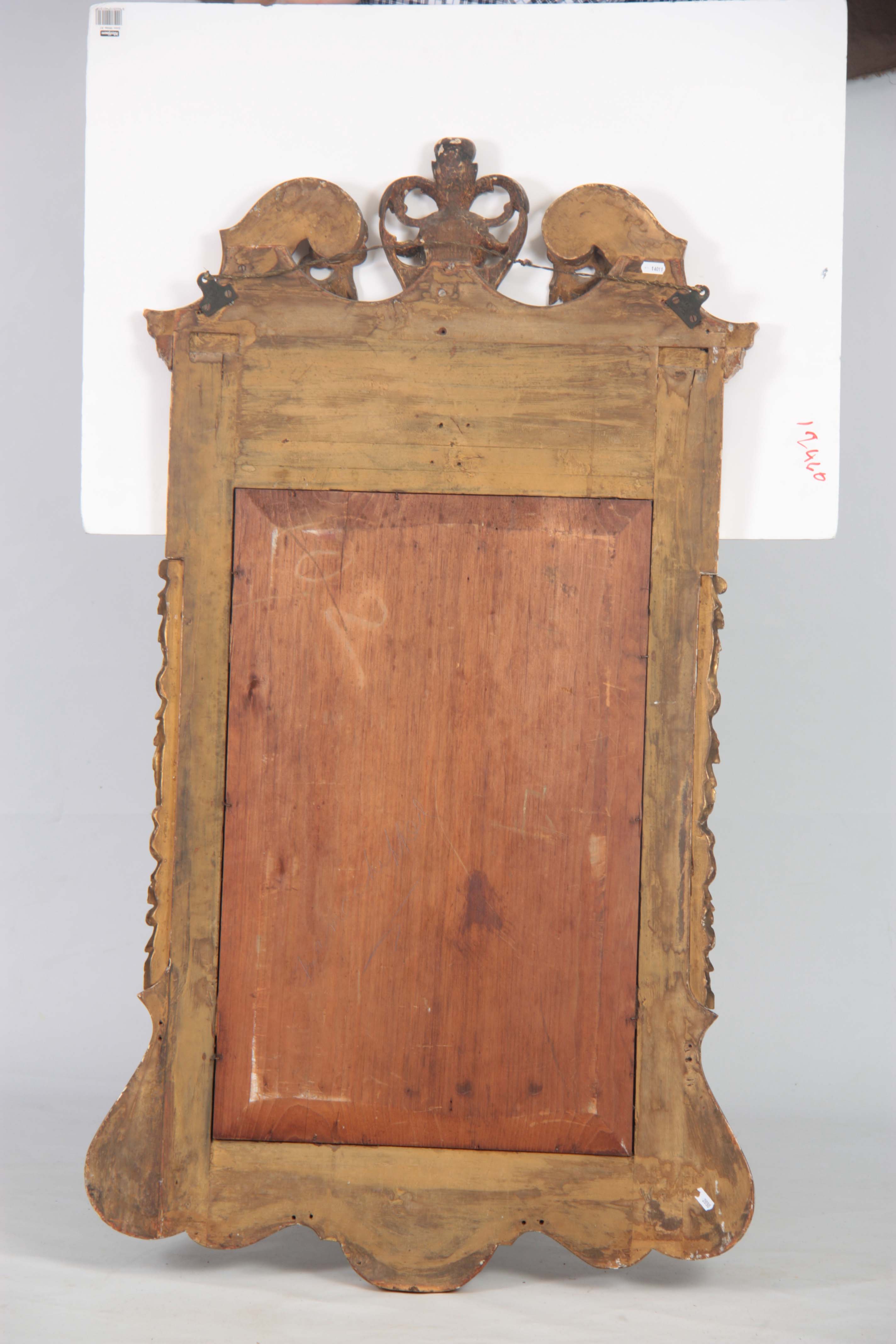 AN 18TH CENTURY MAHOGANY AND PARCEL GILT HANGING MIRROR with elaborate swan neck and shellwork - Image 5 of 5