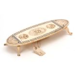 AN EARLY/MID 19TH CENTURY ORIENTAL SLENDER OVAL IVORY CRIBBAGE BOARD finely carved with relief