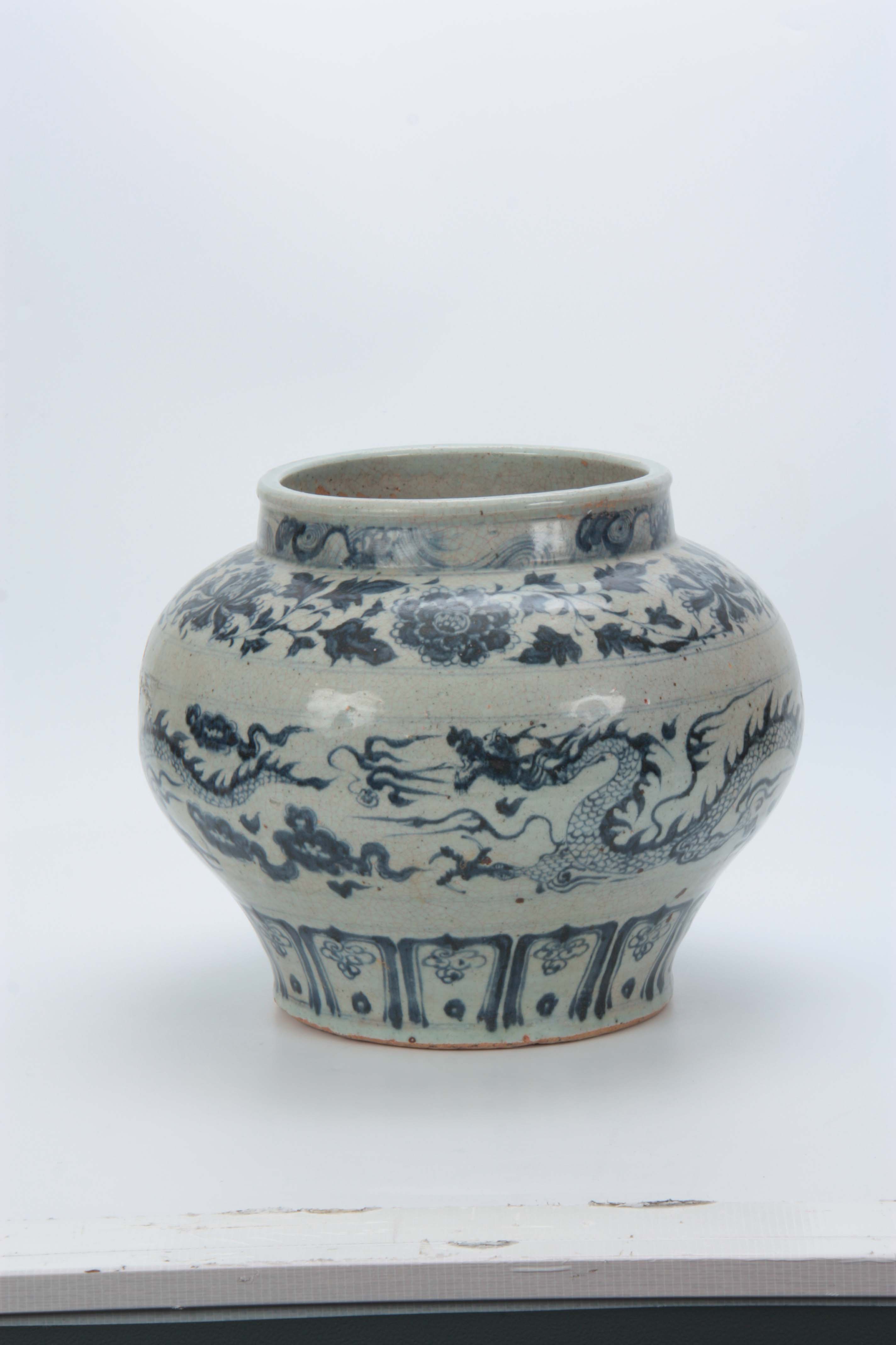 AN EARLY CHINESE/SOUTHEAST ASIAN LARGE BULBOUS VASE with leaf spray and flowerhead shoulder band - Image 2 of 7