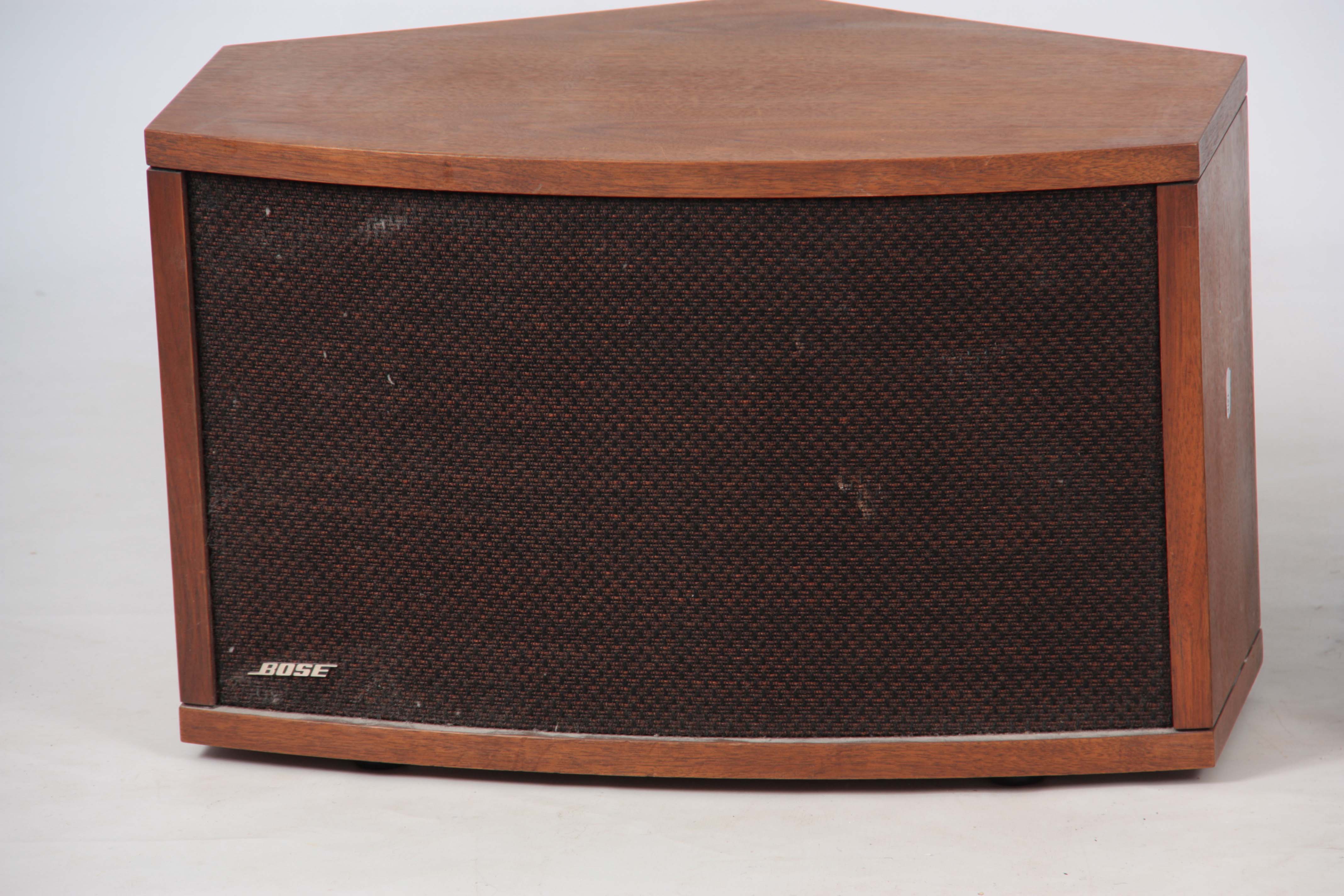 A PAIR OF BOSE 901 SERIES IV VINTAGE SPEAKERS AND EQUALIZER - Image 3 of 8