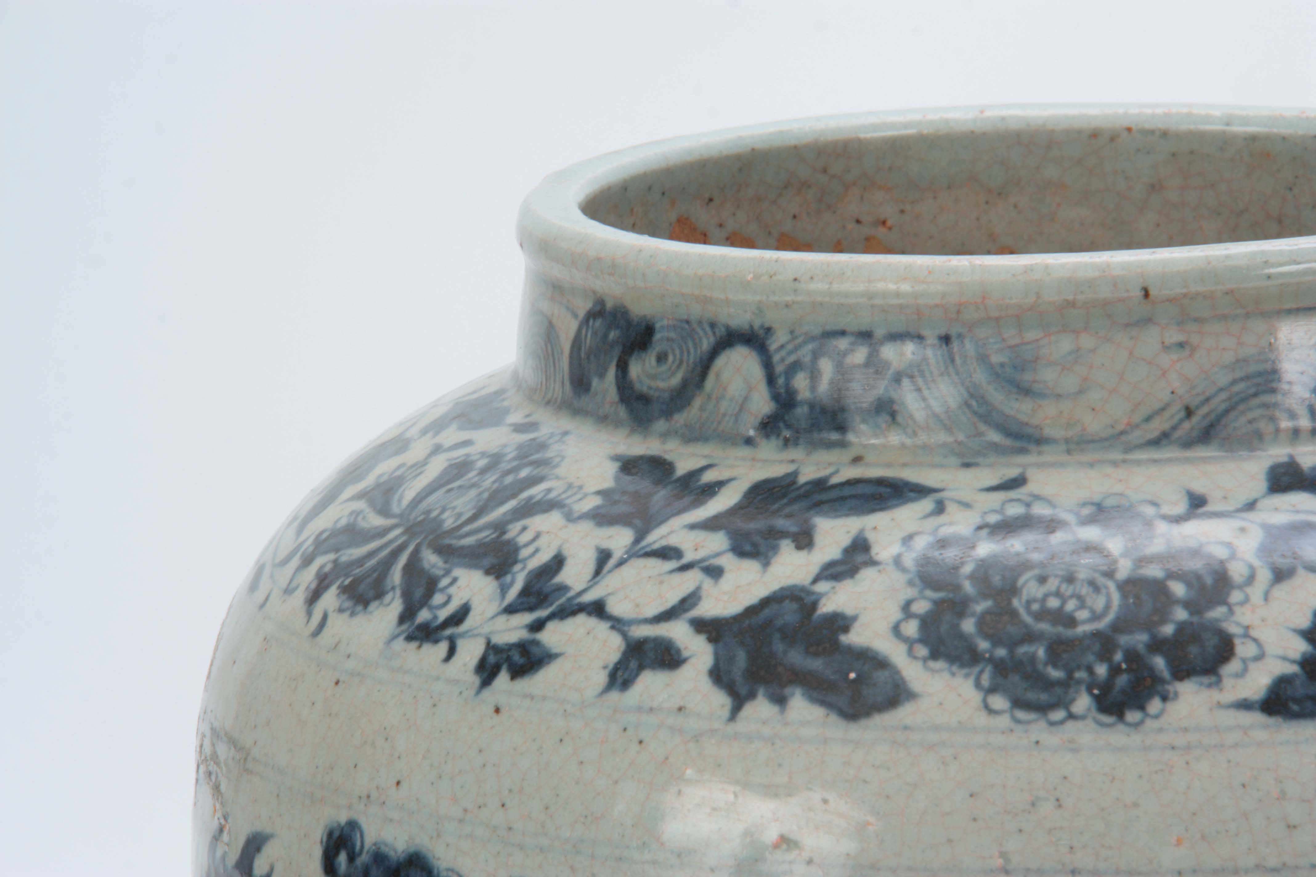 AN EARLY CHINESE/SOUTHEAST ASIAN LARGE BULBOUS VASE with leaf spray and flowerhead shoulder band - Image 4 of 7