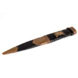 A LATE 19TH CENTURY SCOTTISH BLACKWATCH SGIAN-DUBH with an amber jewel set into handle top with