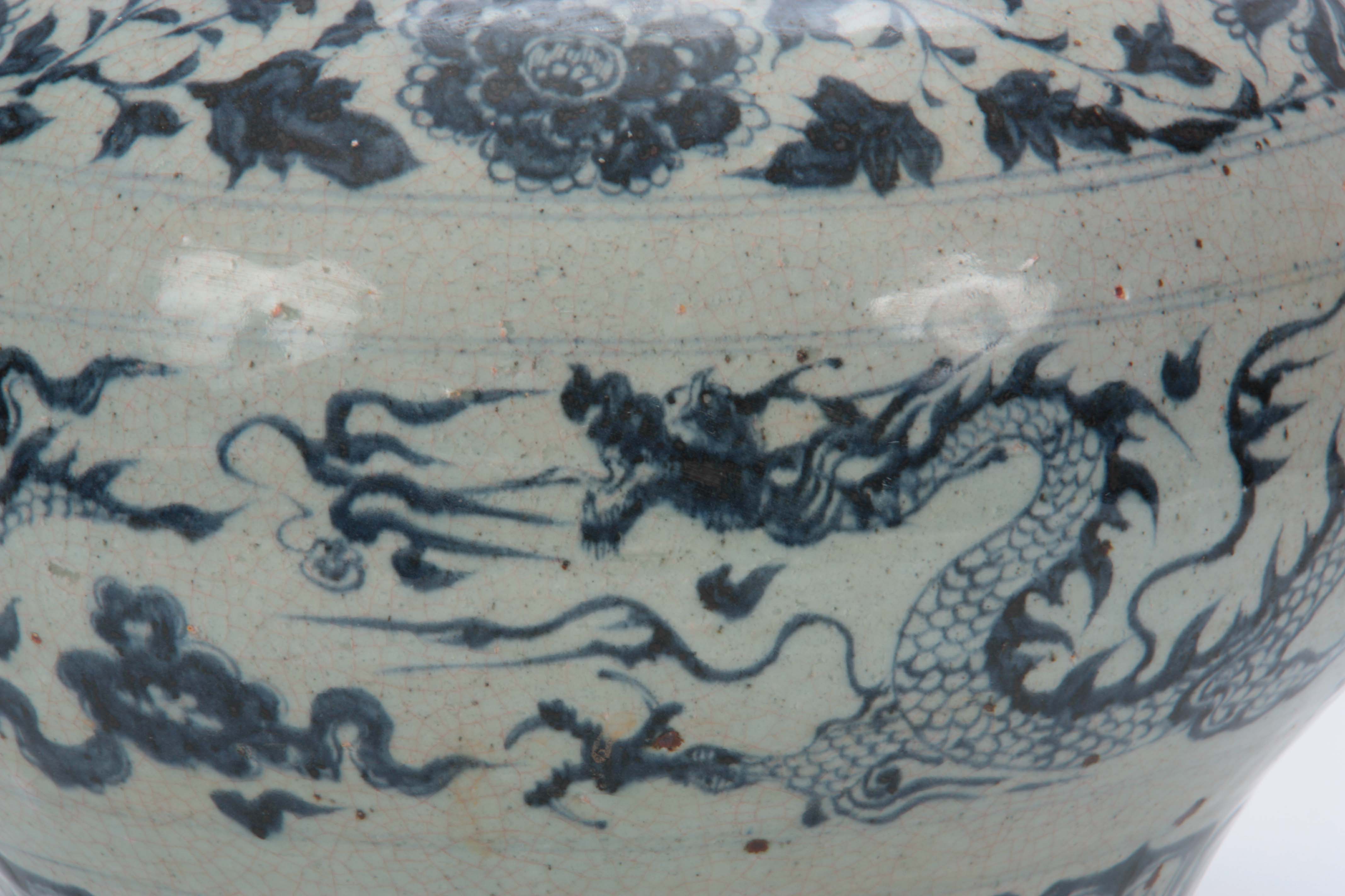 AN EARLY CHINESE/SOUTHEAST ASIAN LARGE BULBOUS VASE with leaf spray and flowerhead shoulder band - Image 3 of 7