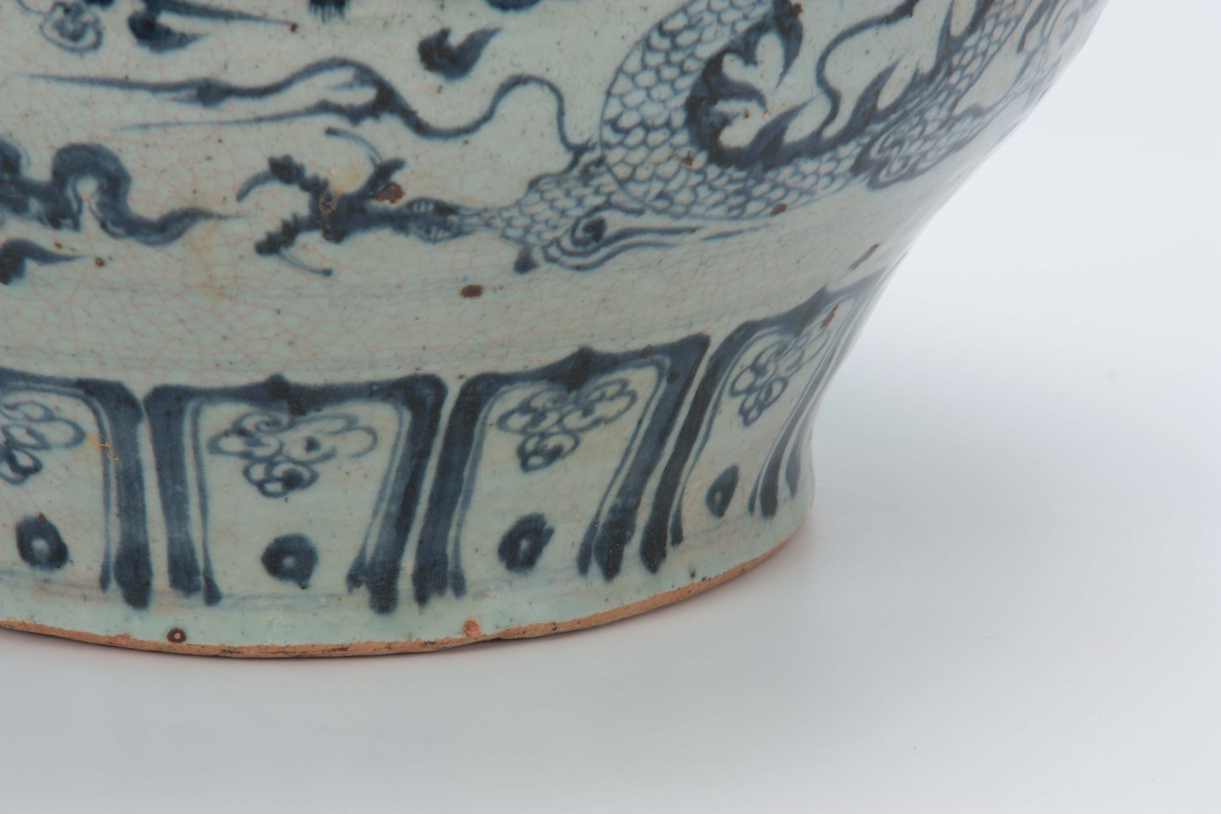 AN EARLY CHINESE/SOUTHEAST ASIAN LARGE BULBOUS VASE with leaf spray and flowerhead shoulder band - Image 5 of 7