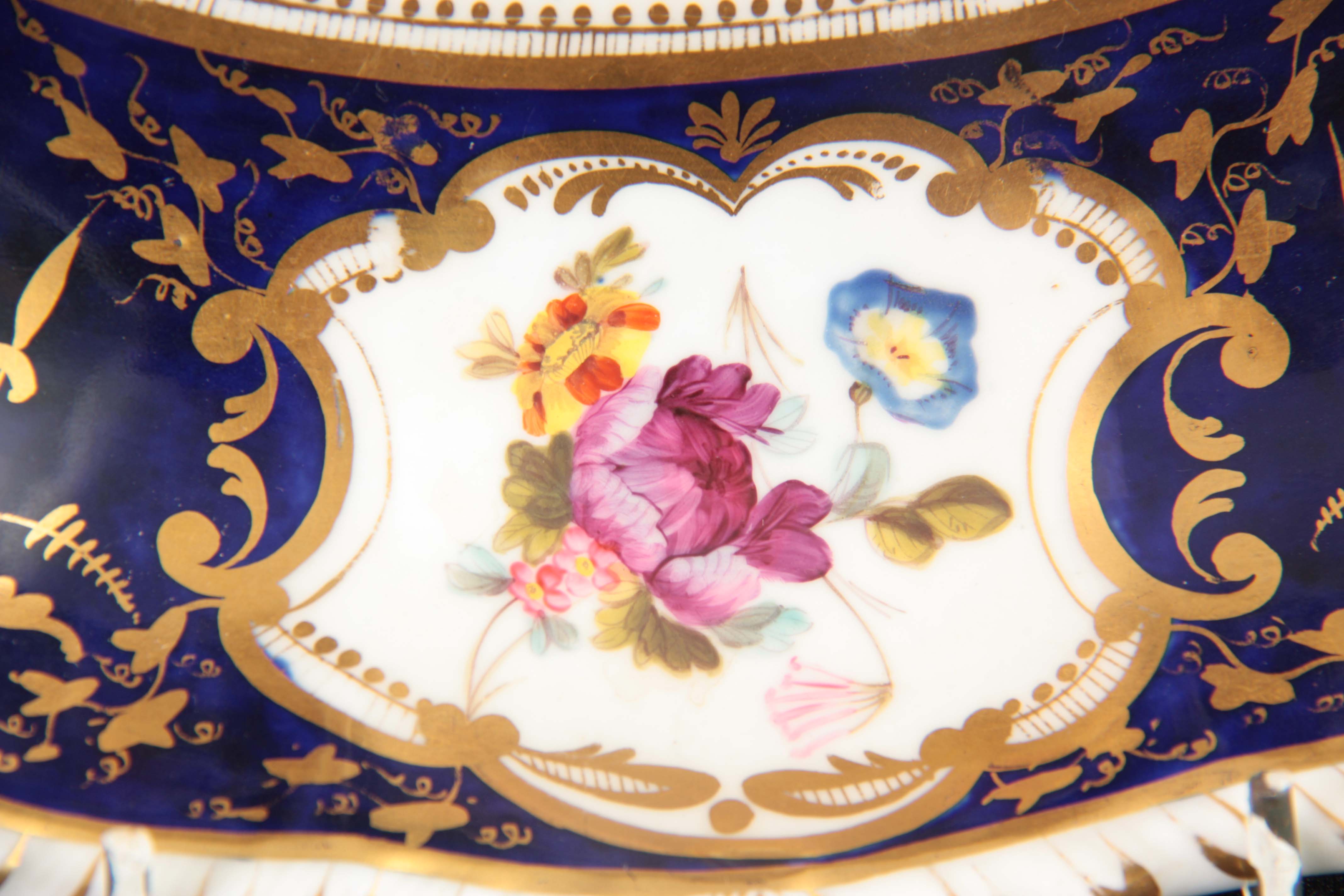 A BLOOR DERBY 'EARL FERRERS' SHAPED OVAL DESSERT DISH white ground with gilt feather edged scalloped - Image 3 of 6