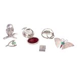 A COLLECTION OF SILVER ITEMS consisting of a silver sovereign purse, a wishbone brooch, a floral