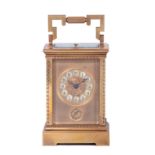 A 20TH CENTURY FRENCH QUARTER STRIKING CARRIAGE CLOCK the decorative moulded brass case enclosing