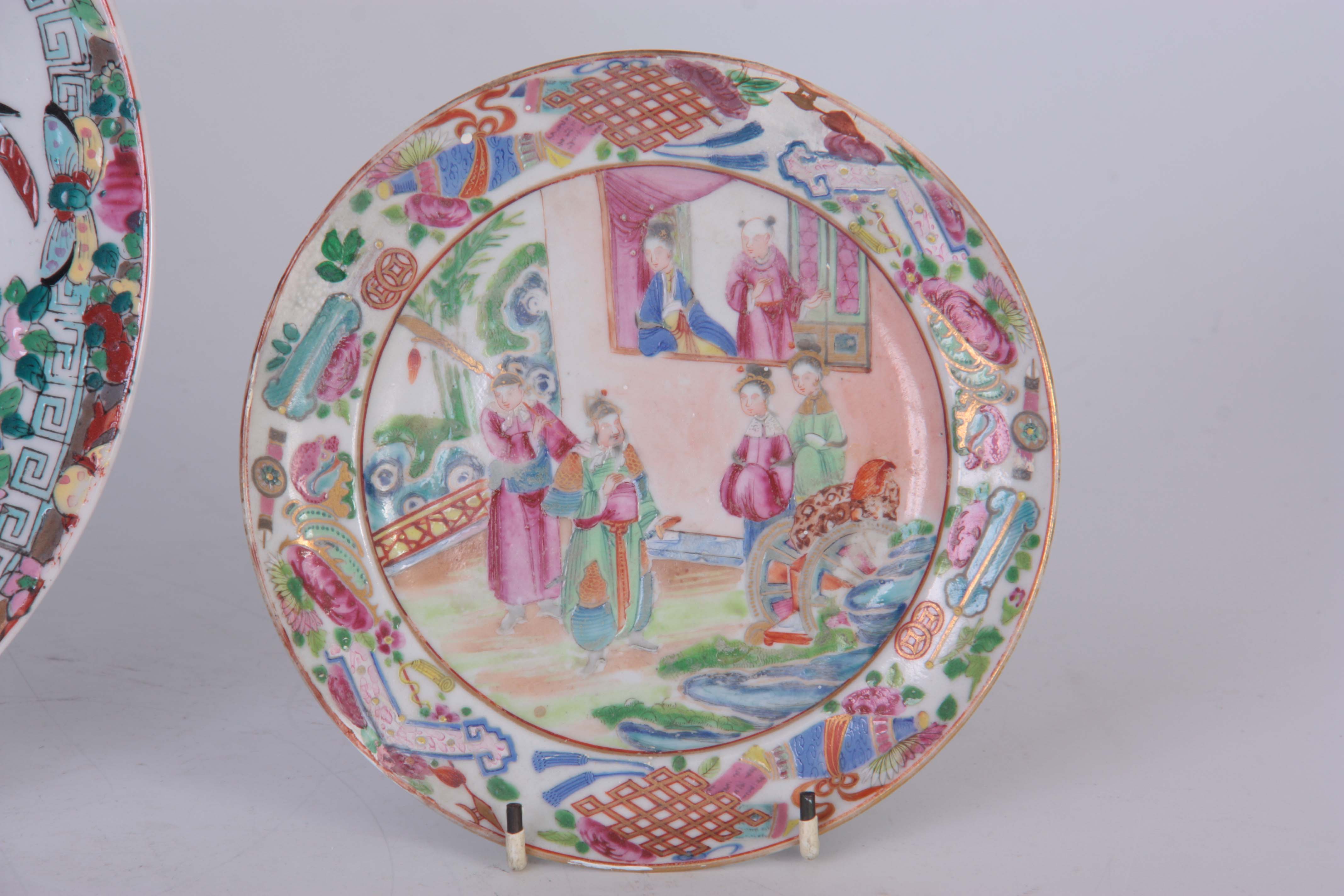 TWO 20TH CENTURY CANTON CHINESE PLATES with figures and floral decoration 26cm and 16cm diameter. - Image 3 of 5