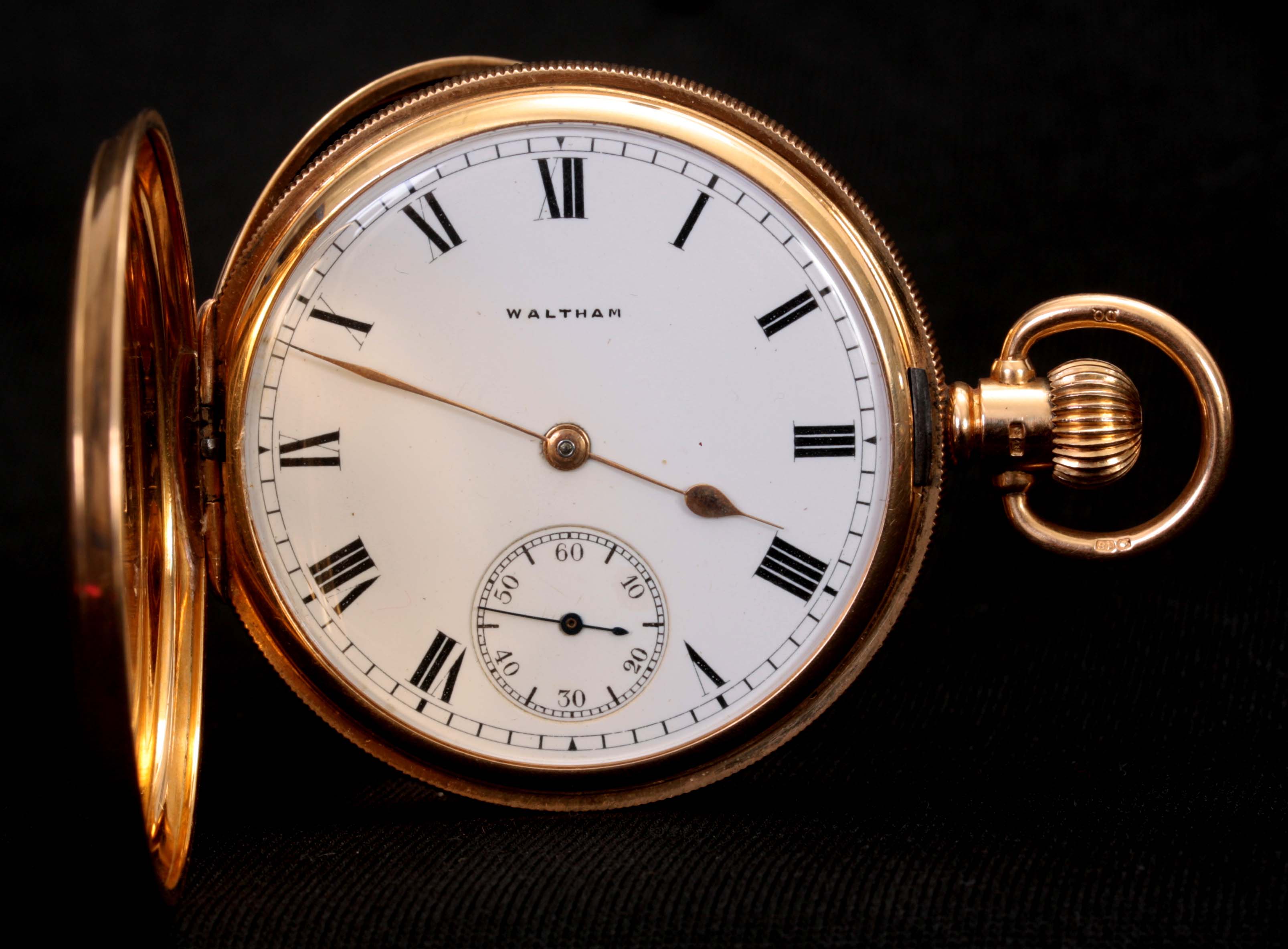WALTHAM. AN EARLY 20TH CENTURY 18CT GOLD FULL HUNTER POCKET WATCH the engine turned case opening