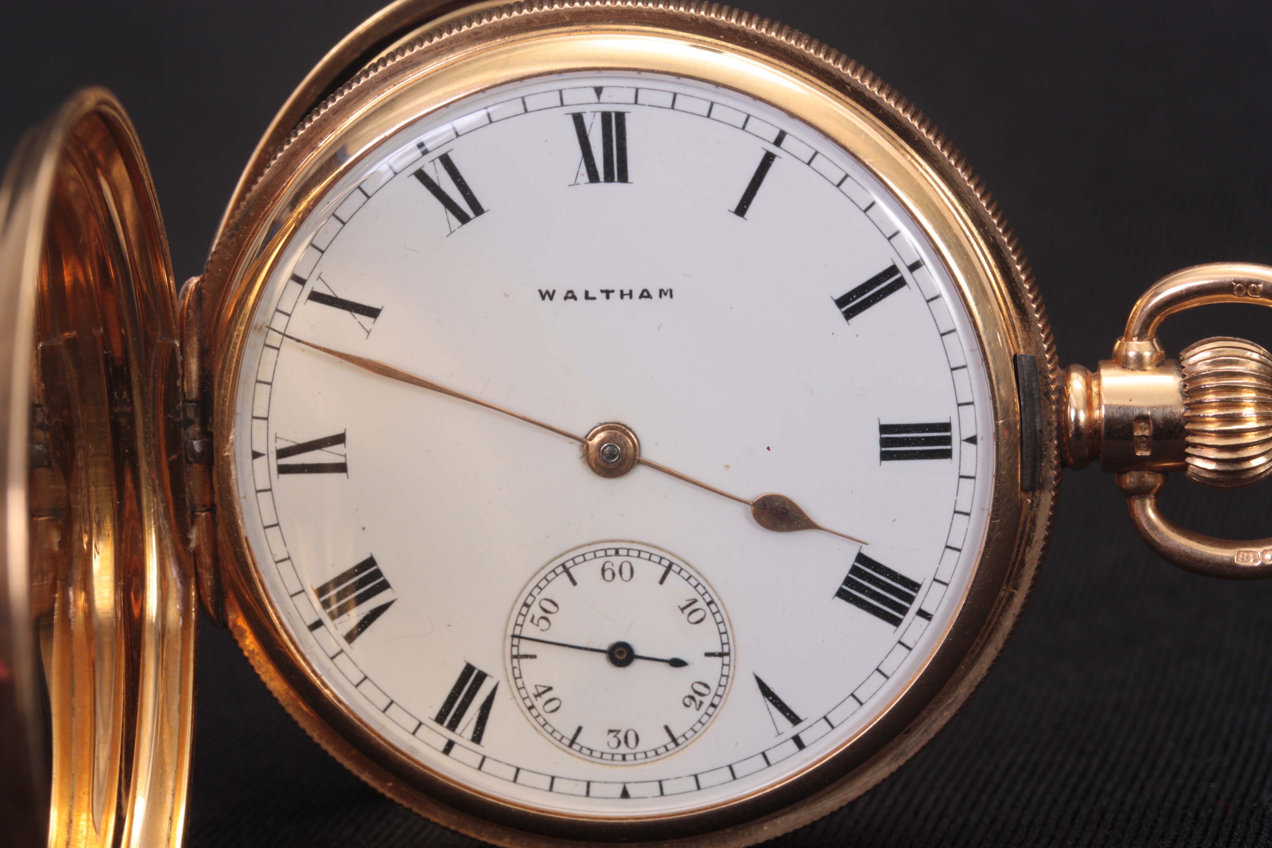 WALTHAM. AN EARLY 20TH CENTURY 18CT GOLD FULL HUNTER POCKET WATCH the engine turned case opening - Image 2 of 14