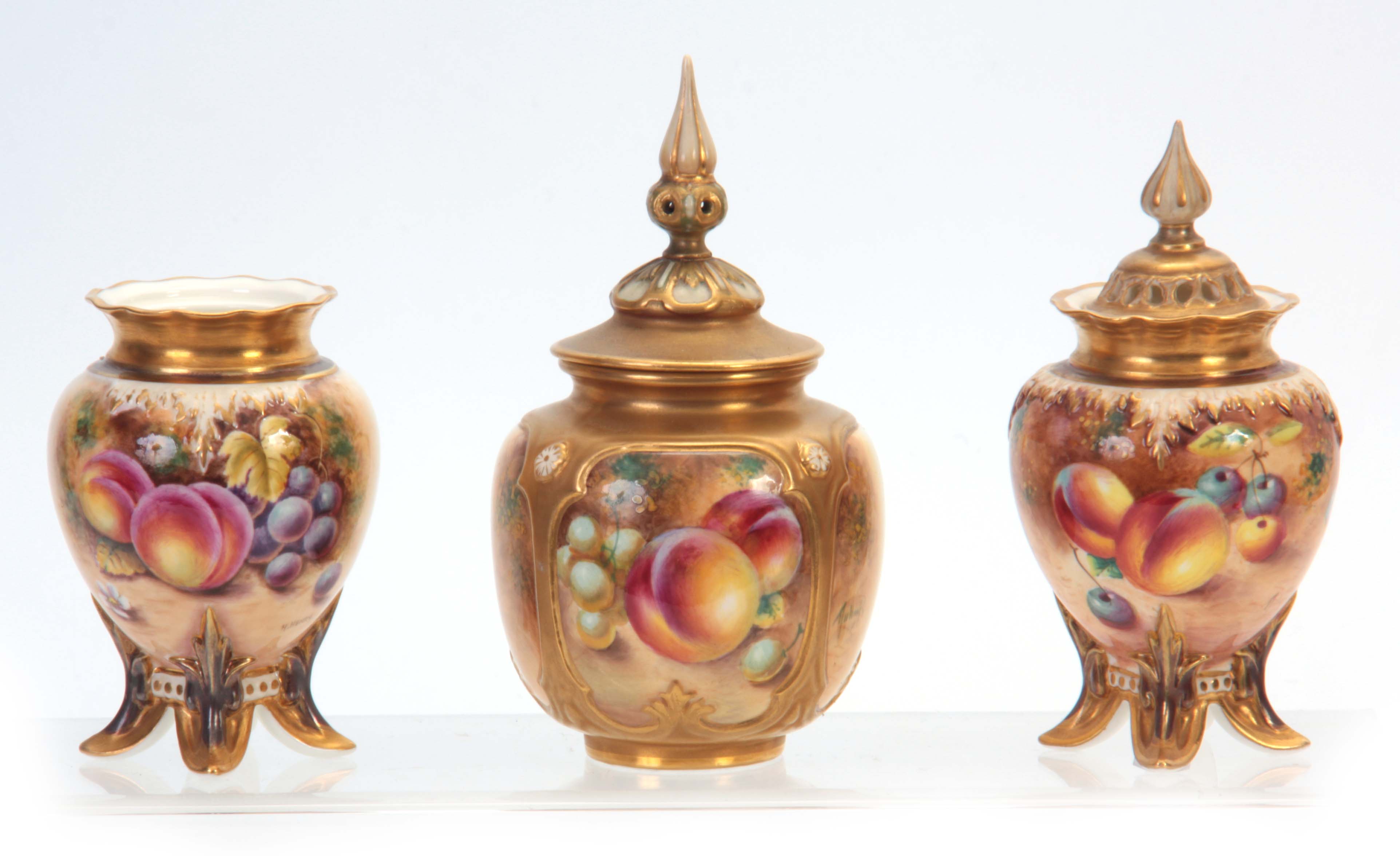 ROBERTS. A ROYAL WORCESTER SMALL OVOID POTPOURRI JAR AND COVER with gilt rim and leaf-moulded