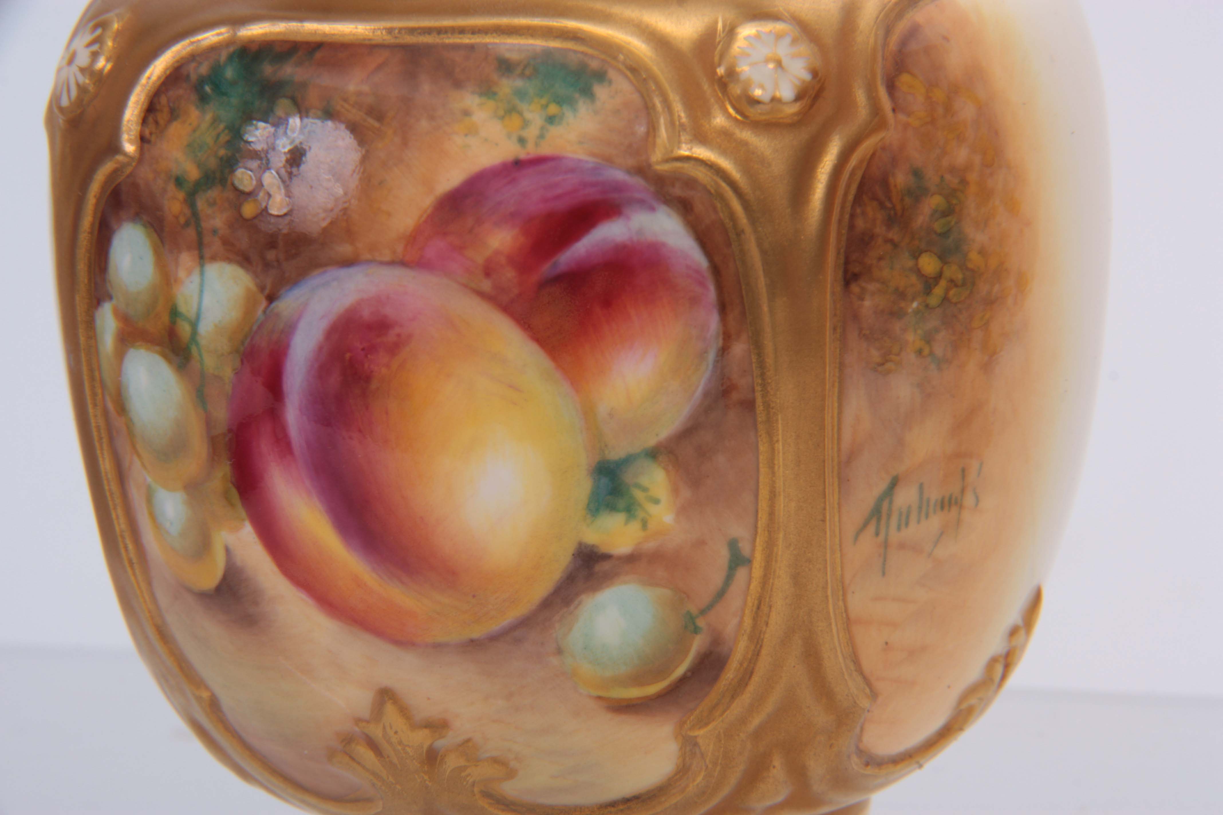 ROBERTS. A ROYAL WORCESTER SMALL OVOID POTPOURRI JAR AND COVER with gilt rim and leaf-moulded - Image 4 of 5