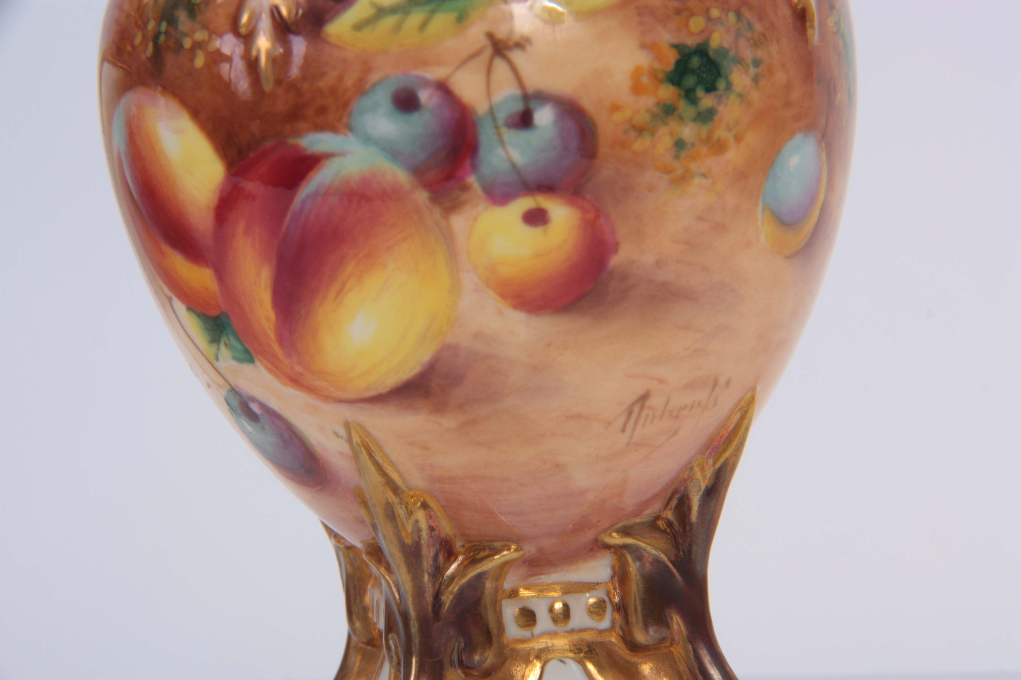 ROBERTS. A ROYAL WORCESTER SMALL OVOID POTPOURRI JAR AND COVER with gilt rim and leaf-moulded - Image 3 of 5