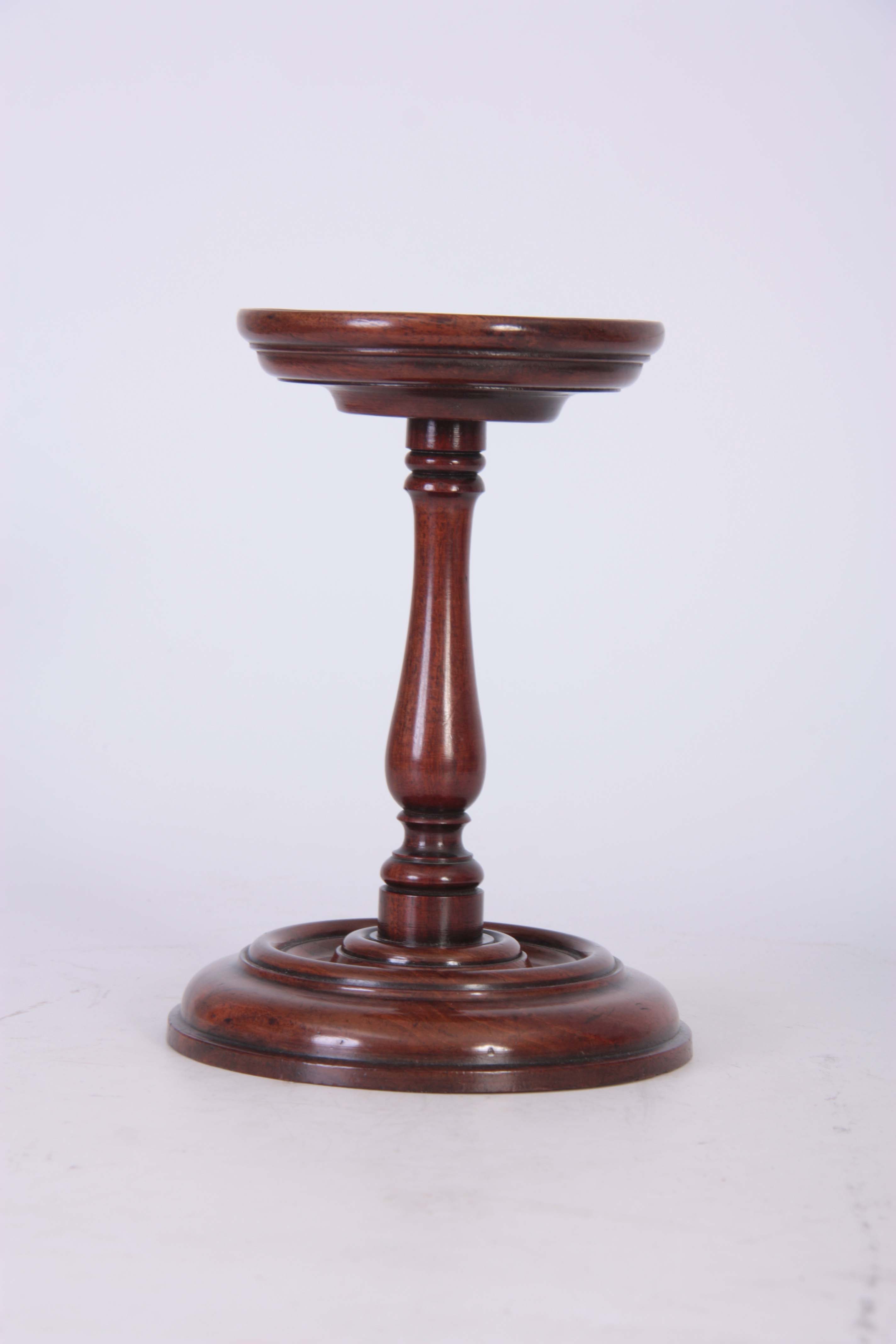 AN 18TH CENTURY MAHOGANY TURNED CANDLE STAND with ring turned bulbous stem and moulded base 22cm - Image 4 of 8