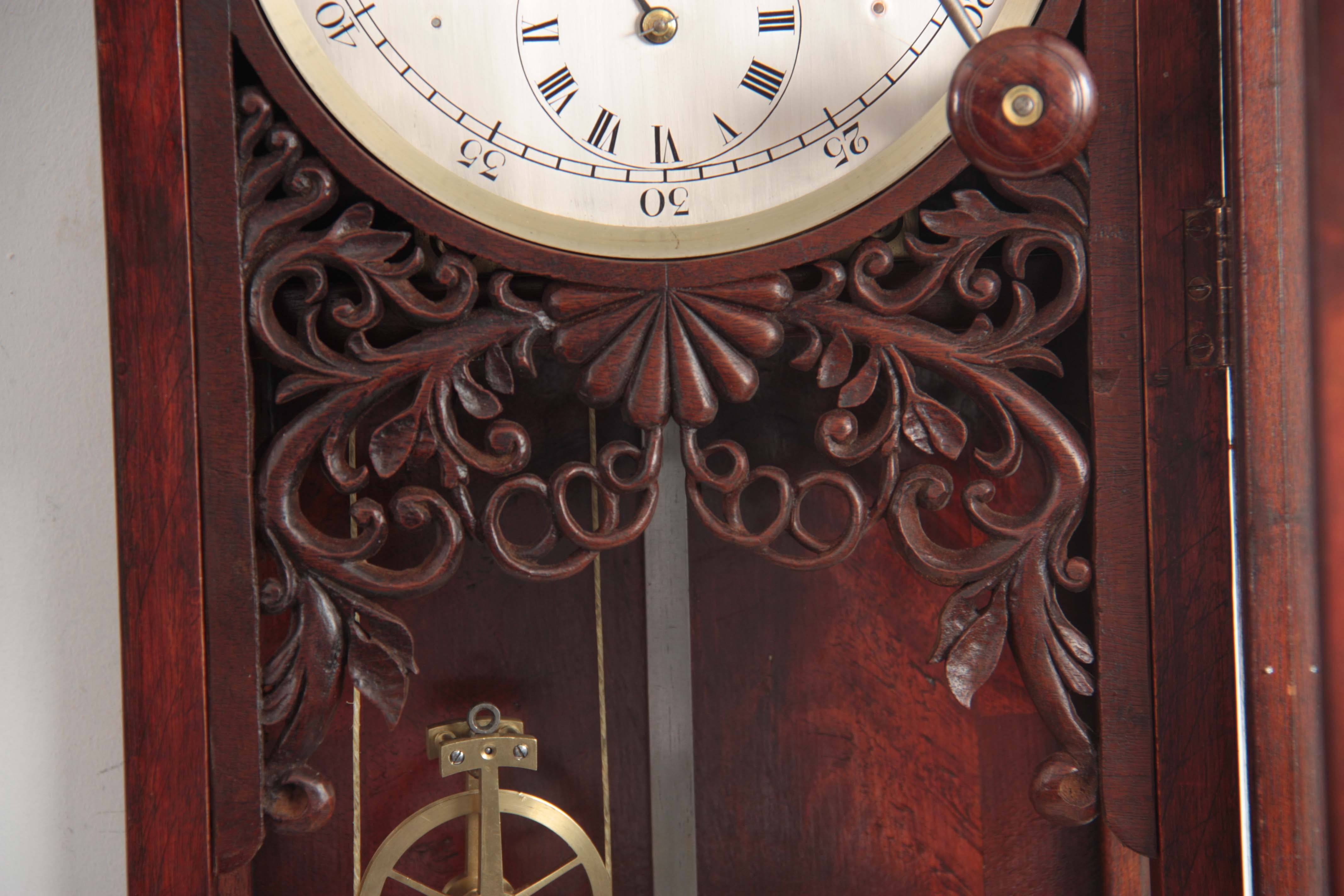 A GOOD QUALITY MID 20TH CENTURY FIGURED MAHOGANY REGENCY STYLE REGULATOR WALL CLOCK the arched top - Image 3 of 8