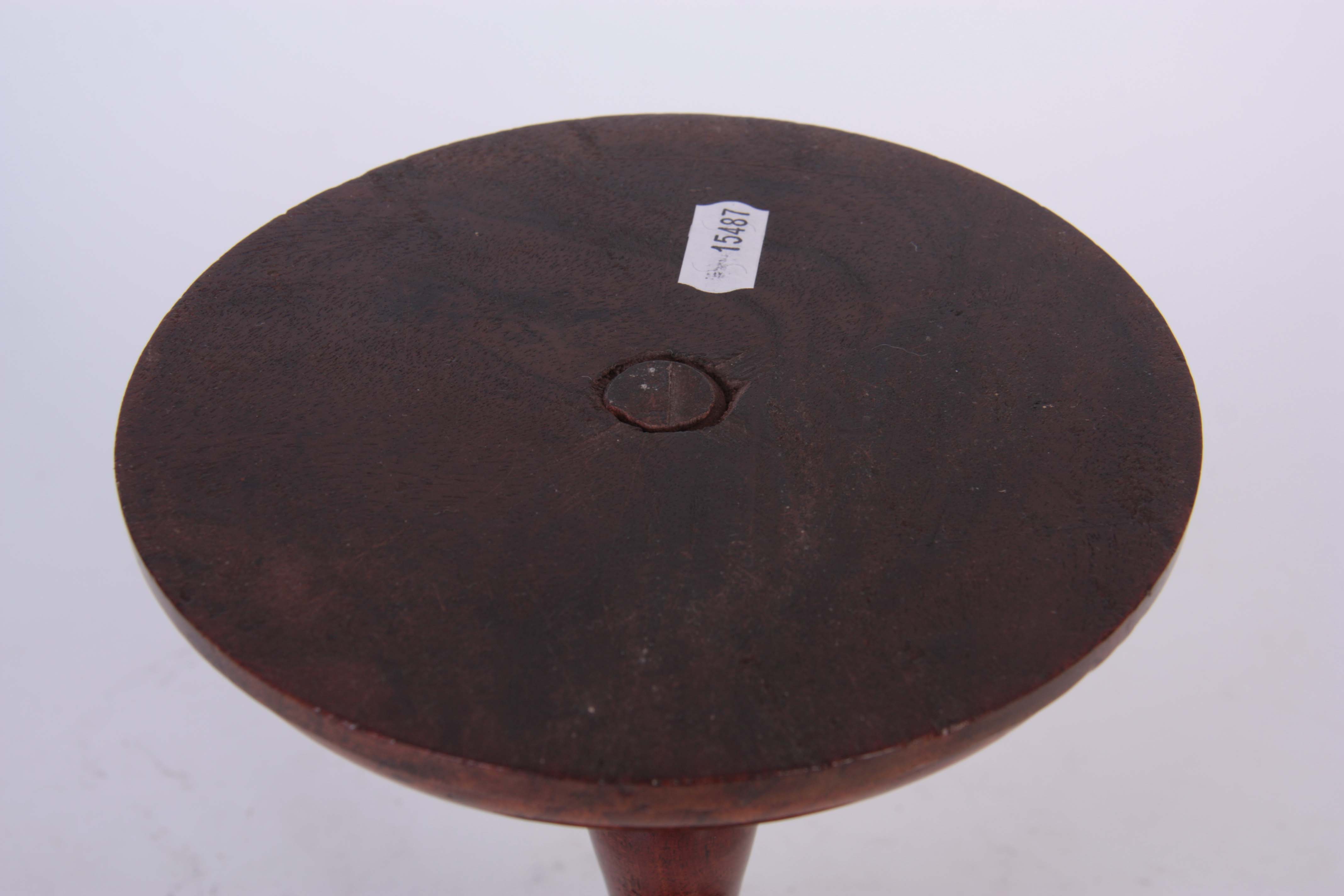 AN 18TH CENTURY MAHOGANY TURNED CANDLE STAND with ring turned bulbous stem and moulded base 22cm - Image 8 of 8