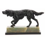 AN EARLY 20TH CENTURY BRONZE SCULPTURE modelled as a gun dog on scent, mounted on a black marble and