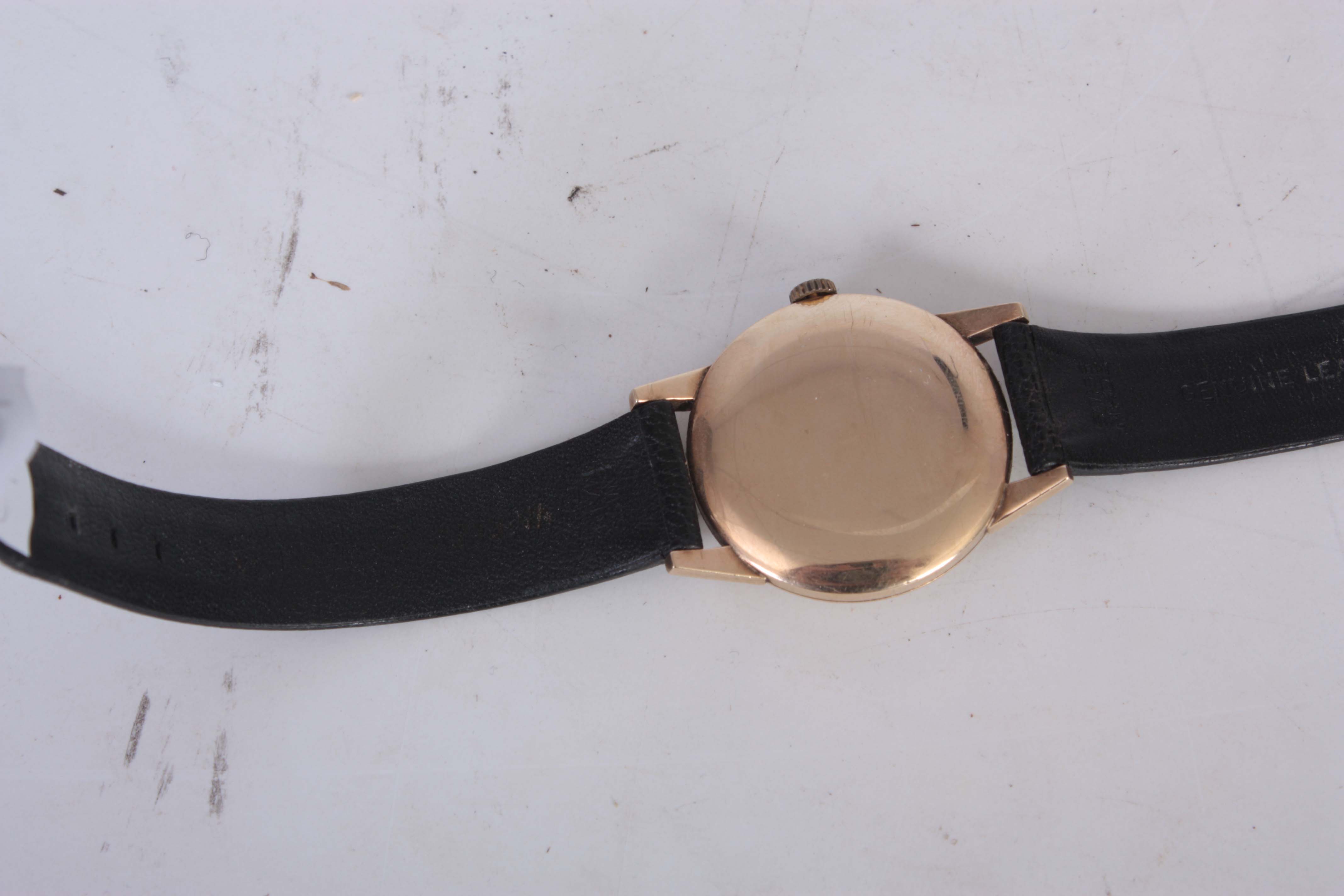 A GENTLEMANS VINTAGE 9CT GOLD TUDOR ROYAL WRIST WATCH on a black leather strap, the gold dial with - Image 5 of 5