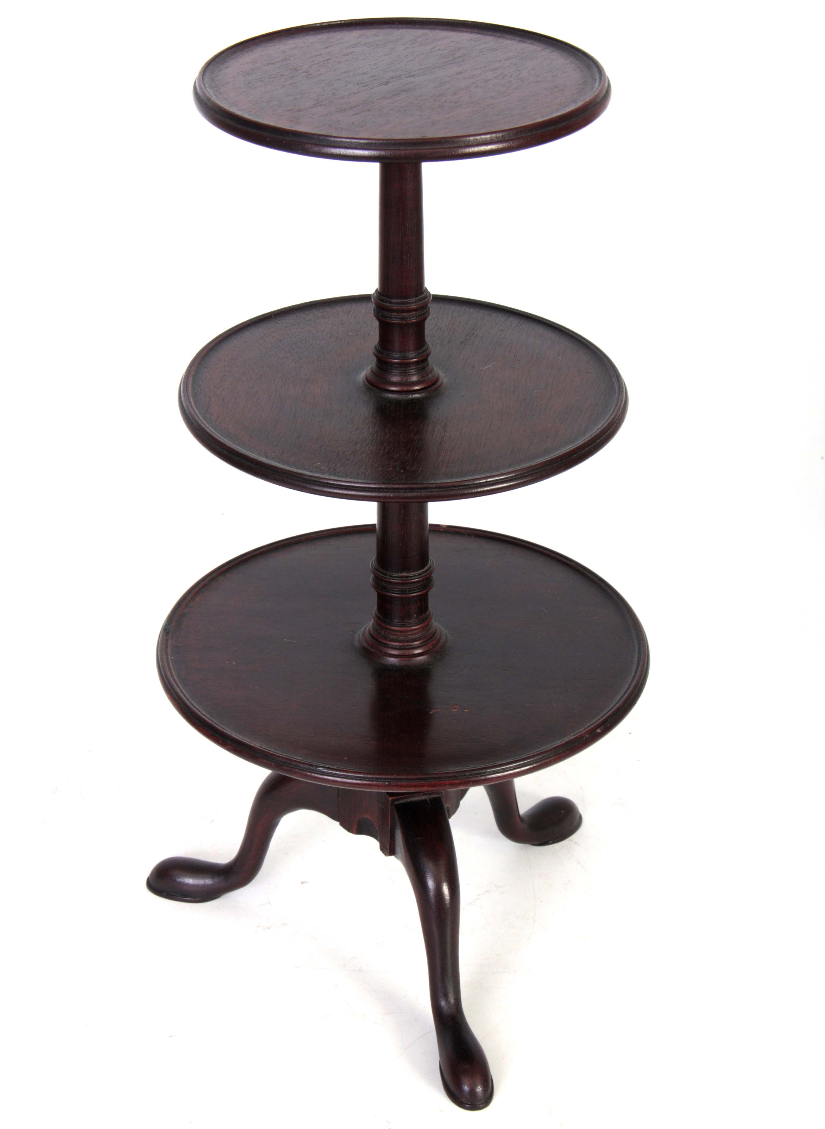 A 20TH CENTURY GEORGE III STYLE THREE TIER MAHOGANY DUMB WAITER with revolving lower tiers and