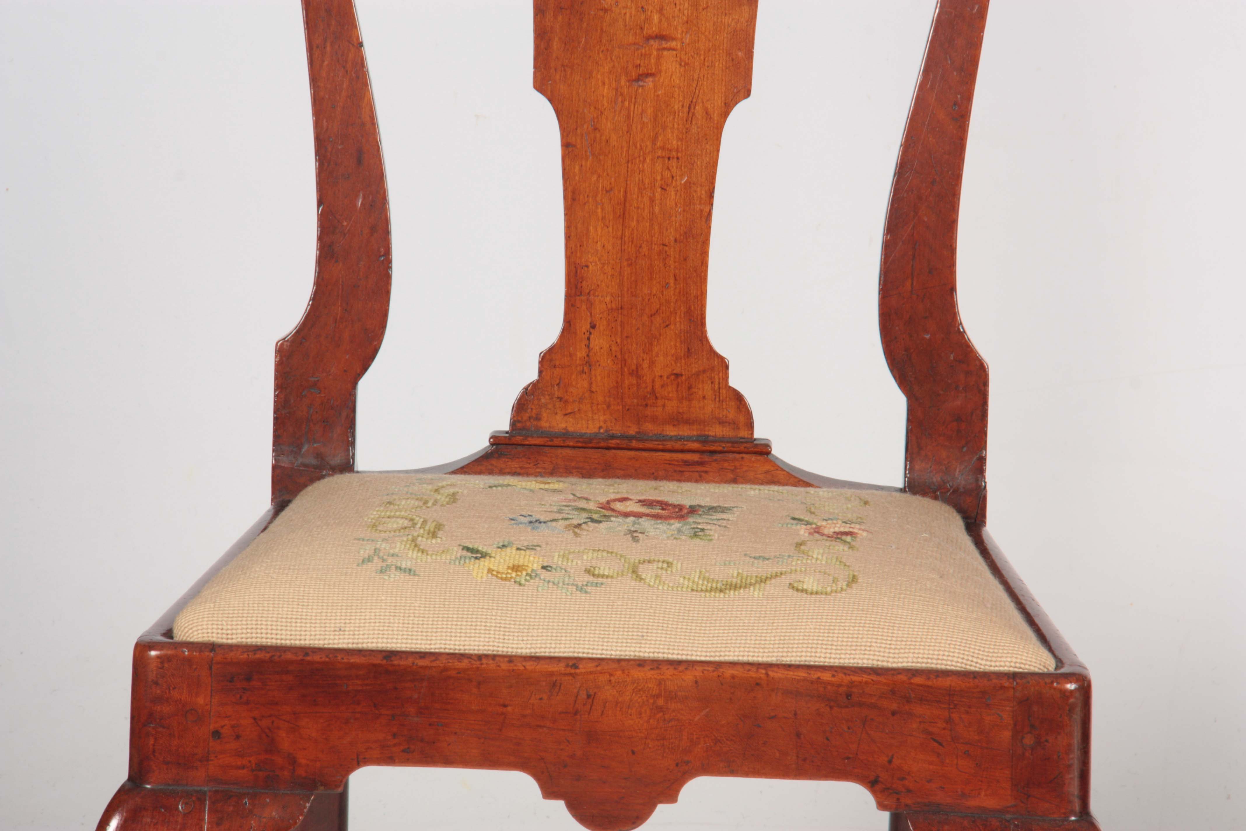 A PAIR OF GEORGE I WALNUT SIDE CHAIRS with shaped backs and vase back splats, drop-in tapestry - Image 4 of 6