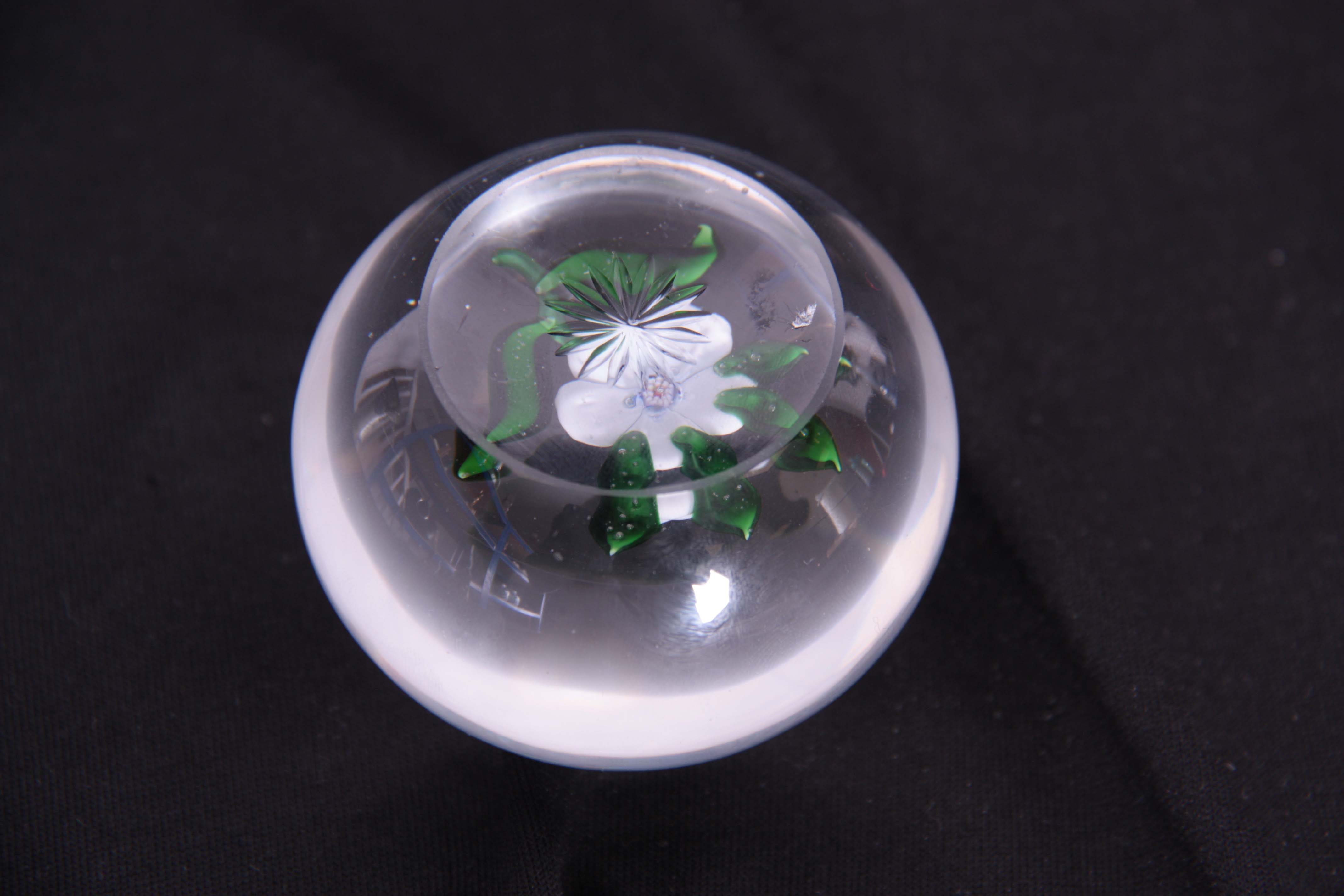 A 19TH CENTURY BACCARAT BLUE PANSY SPRAY PAPERWEIGHT with star cut base 6cm diameter - Image 3 of 3