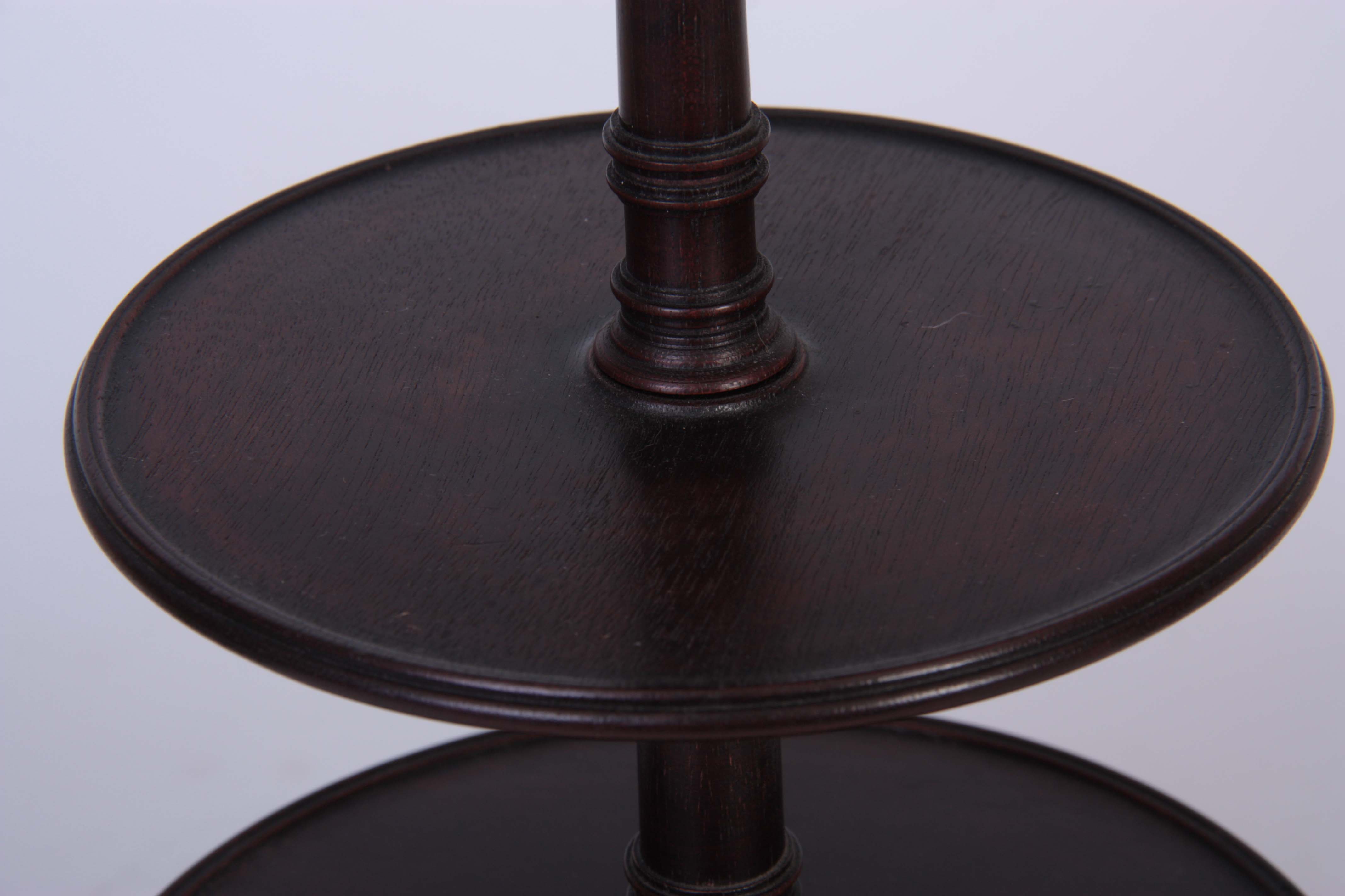 A 20TH CENTURY GEORGE III STYLE THREE TIER MAHOGANY DUMB WAITER with revolving lower tiers and - Image 3 of 5
