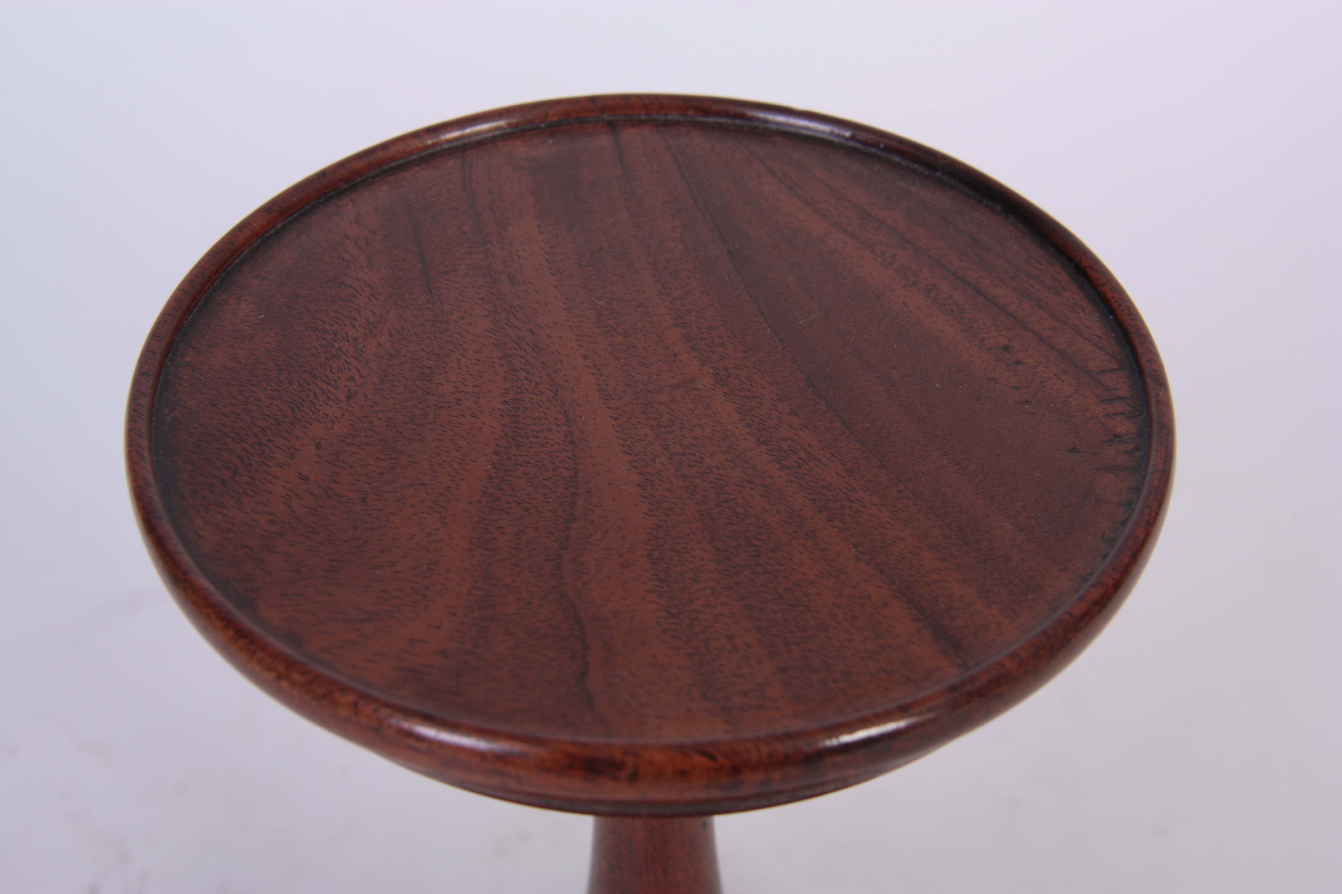 AN 18TH CENTURY MAHOGANY TURNED CANDLE STAND with ring turned bulbous stem and moulded base 22cm - Image 5 of 8