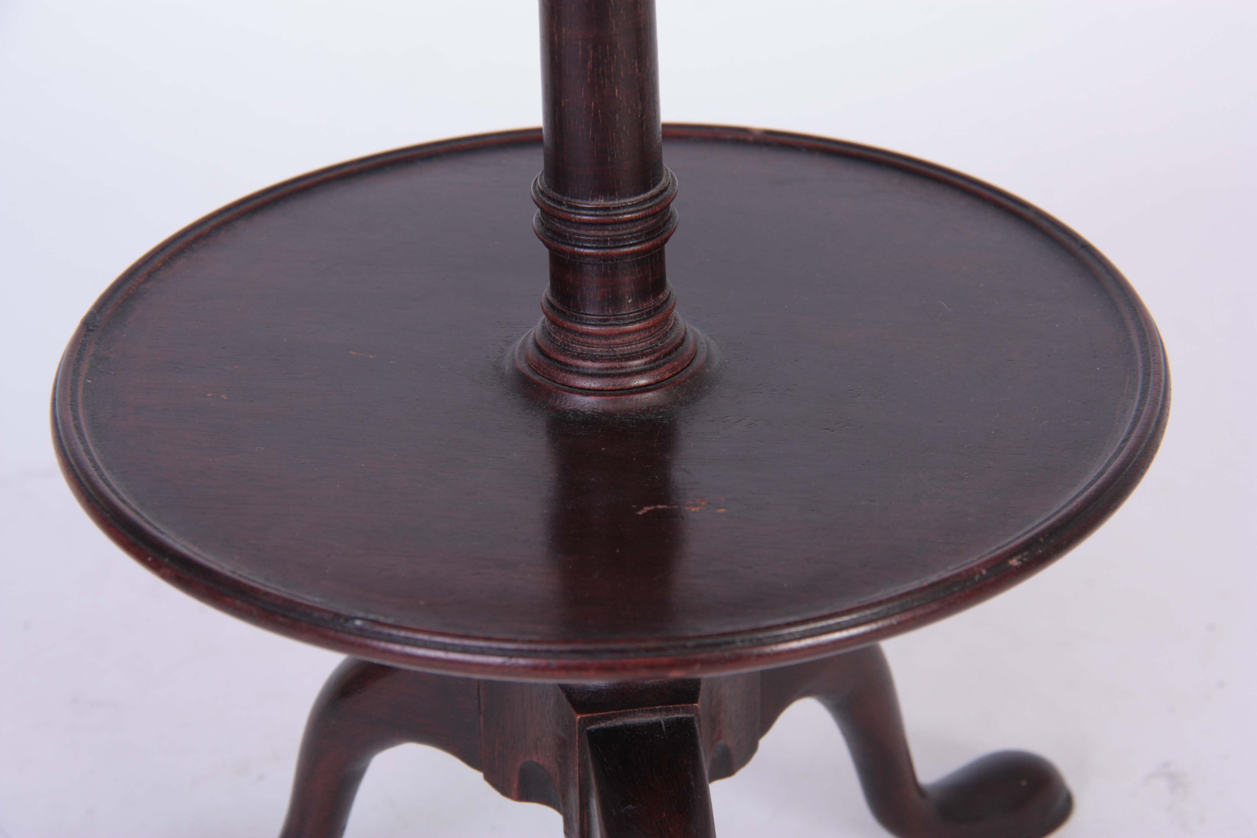 A 20TH CENTURY GEORGE III STYLE THREE TIER MAHOGANY DUMB WAITER with revolving lower tiers and - Image 4 of 5