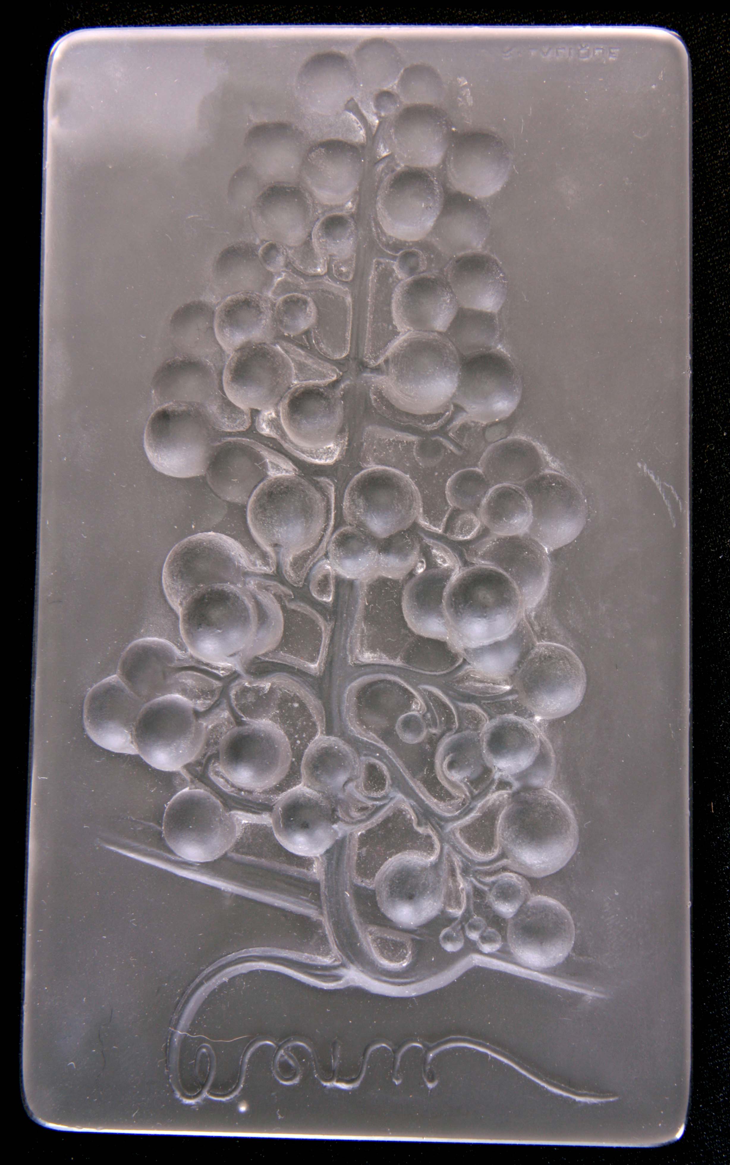 AN R LALIQUE OPALESCENT MENU PLAQUE 'RAISIN MUSCAT' Circa 1924 moulded in high relief with a hanging