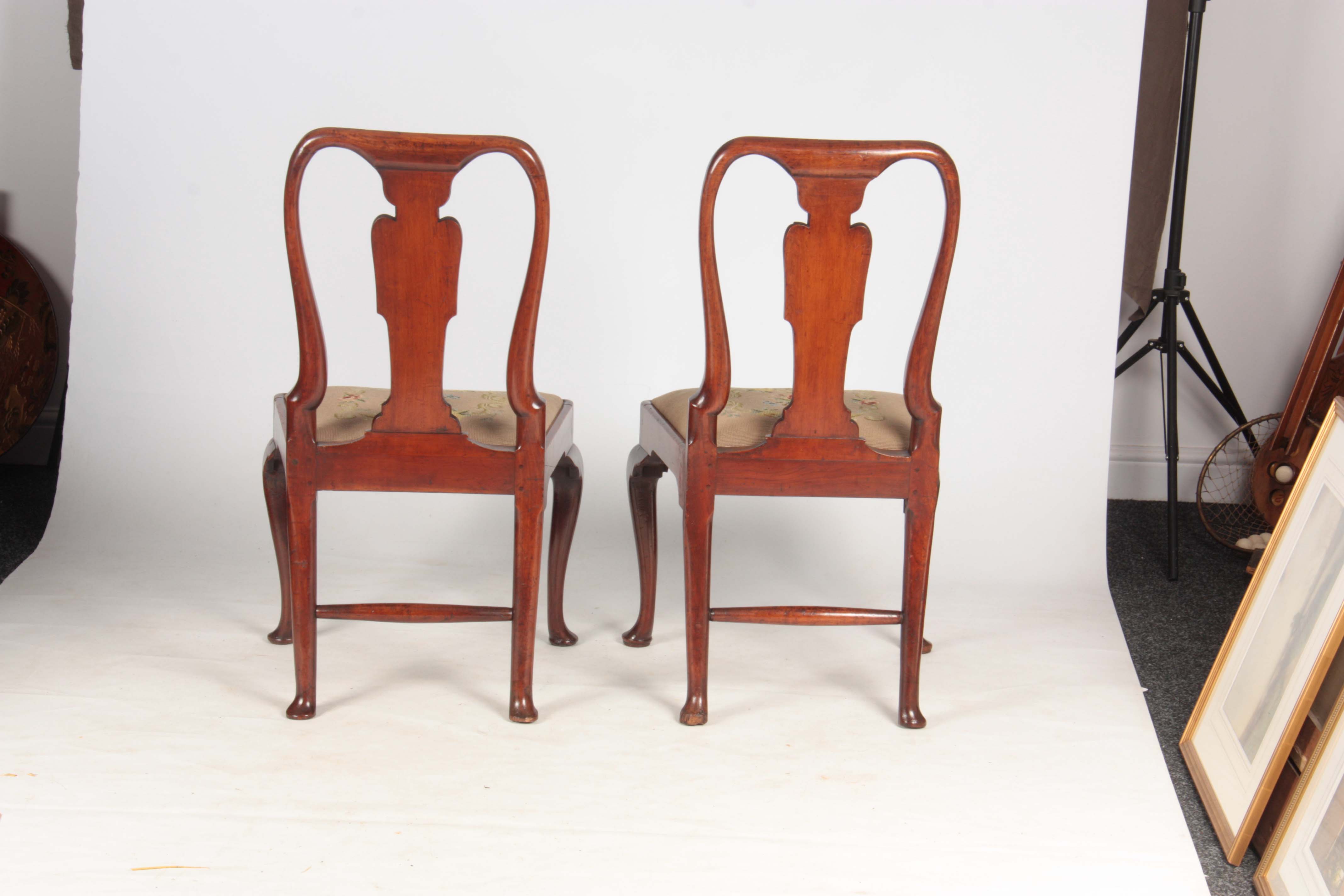 A PAIR OF GEORGE I WALNUT SIDE CHAIRS with shaped backs and vase back splats, drop-in tapestry - Image 5 of 6